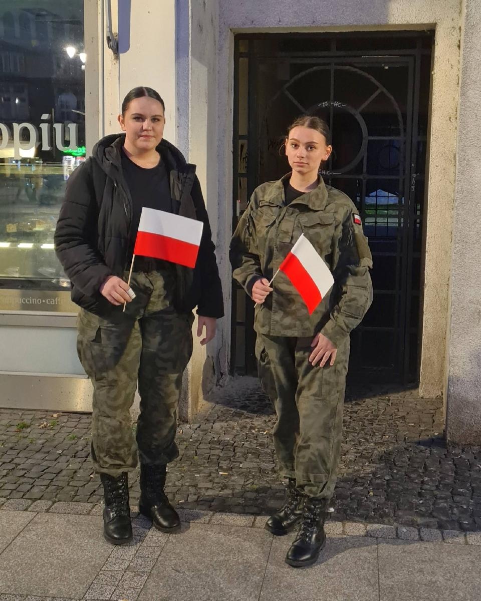 Zdjęcie w galerii na portalu naszraciborz.pl: Polska 2050 rozdawała w Raciborzu flagi wiadomości z regionu