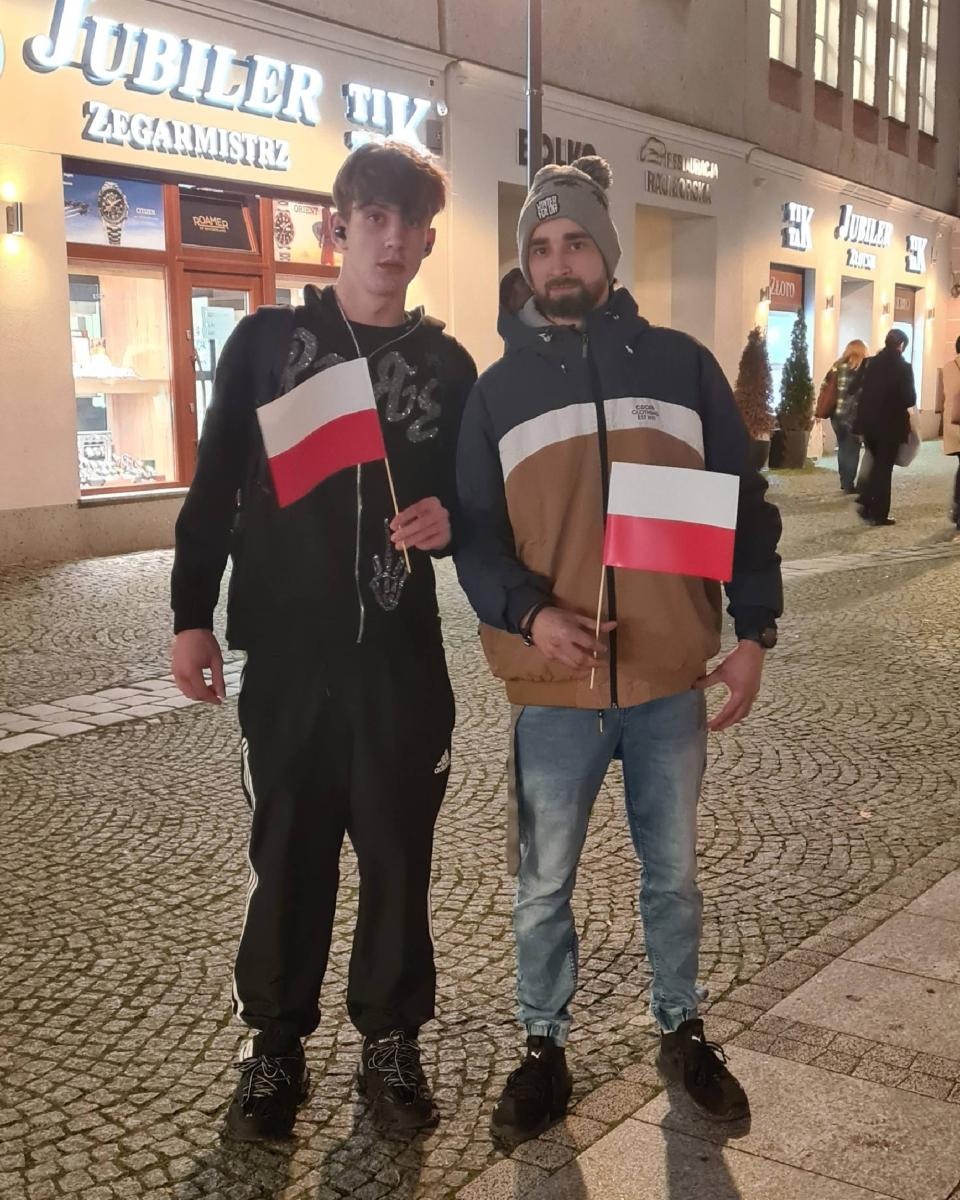 Zdjęcie w galerii na portalu naszraciborz.pl: Polska 2050 rozdawała w Raciborzu flagi wiadomości z regionu