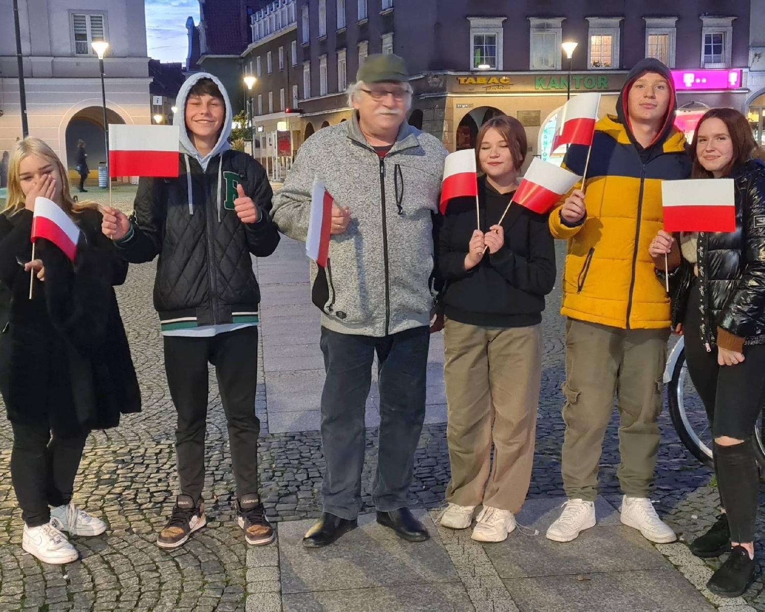 Zdjęcie w galerii na portalu naszraciborz.pl: Polska 2050 rozdawała w Raciborzu flagi wiadomości z regionu