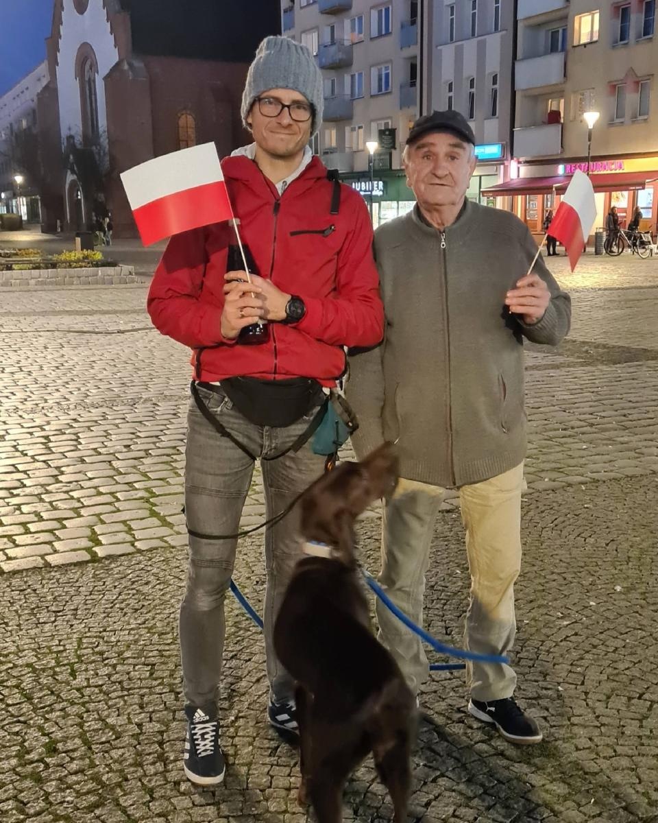 Zdjęcie w galerii na portalu naszraciborz.pl: Polska 2050 rozdawała w Raciborzu flagi wiadomości z regionu