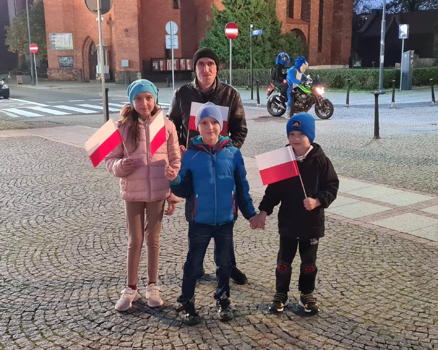 Zdjęcie w galerii na portalu naszraciborz.pl: Polska 2050 rozdawała w Raciborzu flagi wiadomości z regionu