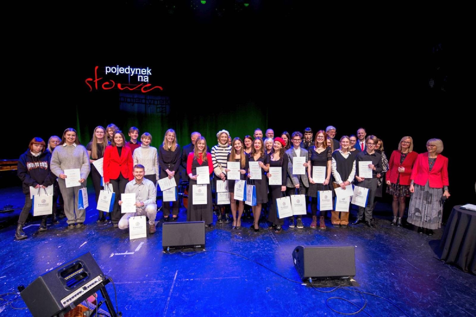 Zdjęcie w galerii na portalu naszraciborz.pl: Uczniowie i nauczyciele stają do pojedynku wiadomości z regionu