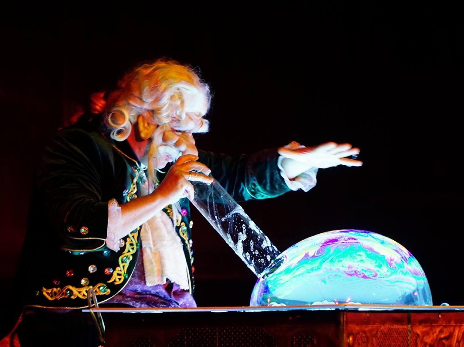 Zdjęcie w galerii na portalu naszraciborz.pl: Teatr baniek mydlanych zawita do Raciborza wiadomości z regionu