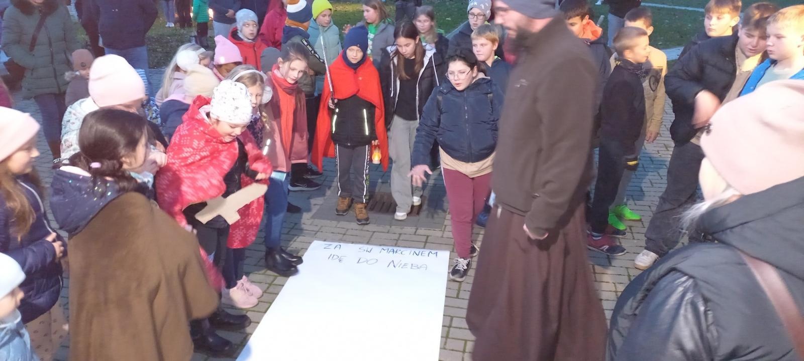 Zdjęcie w galerii na portalu naszraciborz.pl: Zabawy w ogrodzie raciborskich franciszkanów, czyli Dzień św. Marcina na Płoni wiadomości z regionu