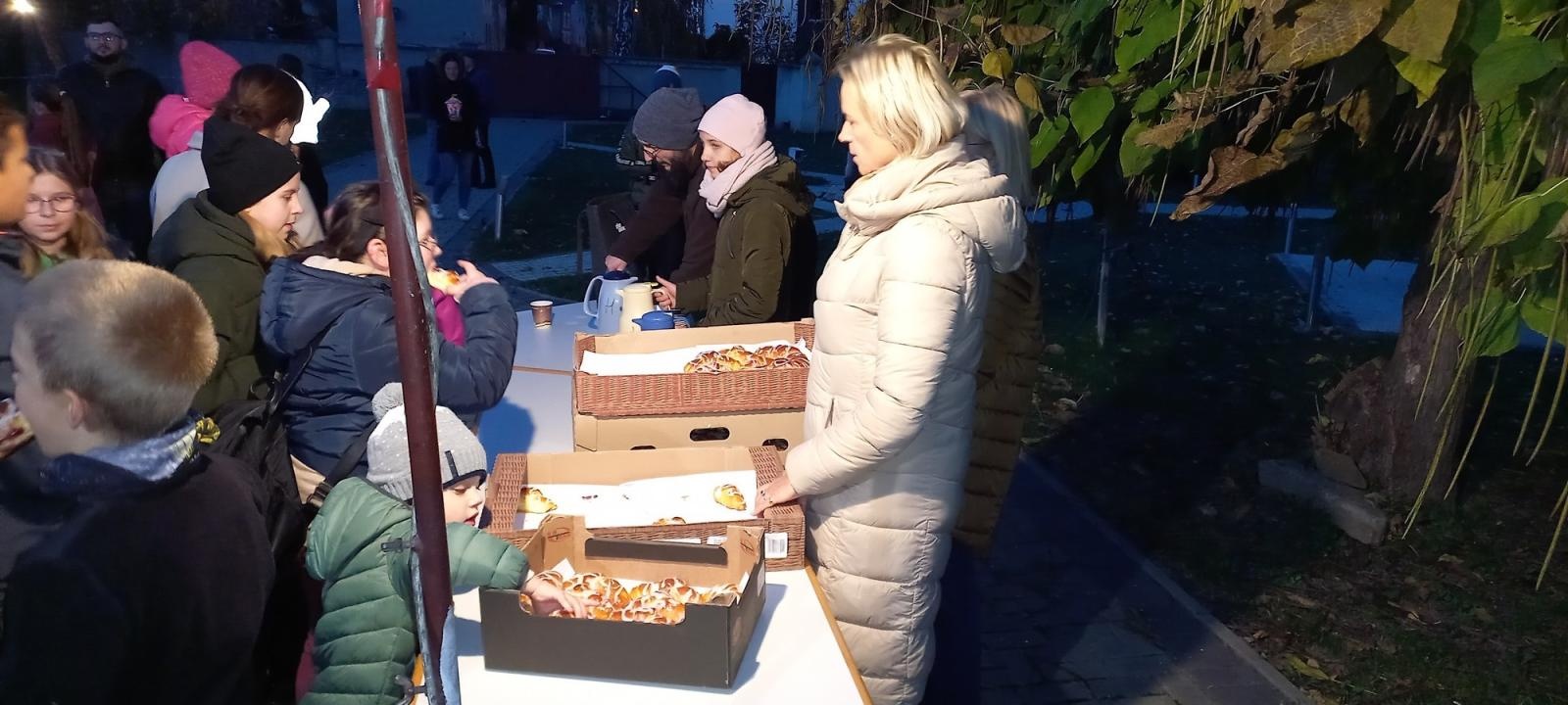 Zdjęcie w galerii na portalu naszraciborz.pl: Zabawy w ogrodzie raciborskich franciszkanów, czyli Dzień św. Marcina na Płoni wiadomości z regionu