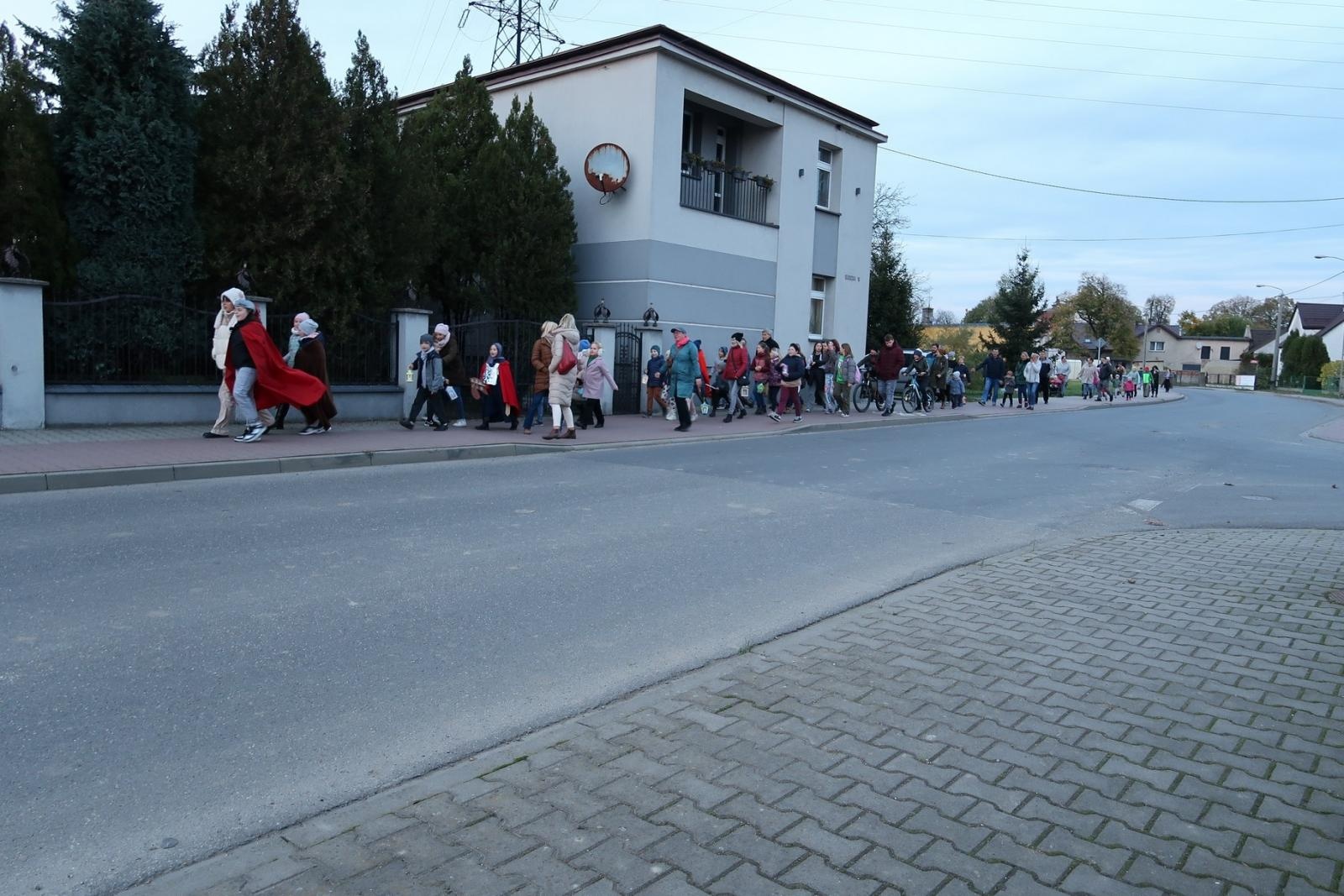 Zdjęcie w galerii na portalu naszraciborz.pl: Zabawy w ogrodzie raciborskich franciszkanów, czyli Dzień św. Marcina na Płoni wiadomości z regionu