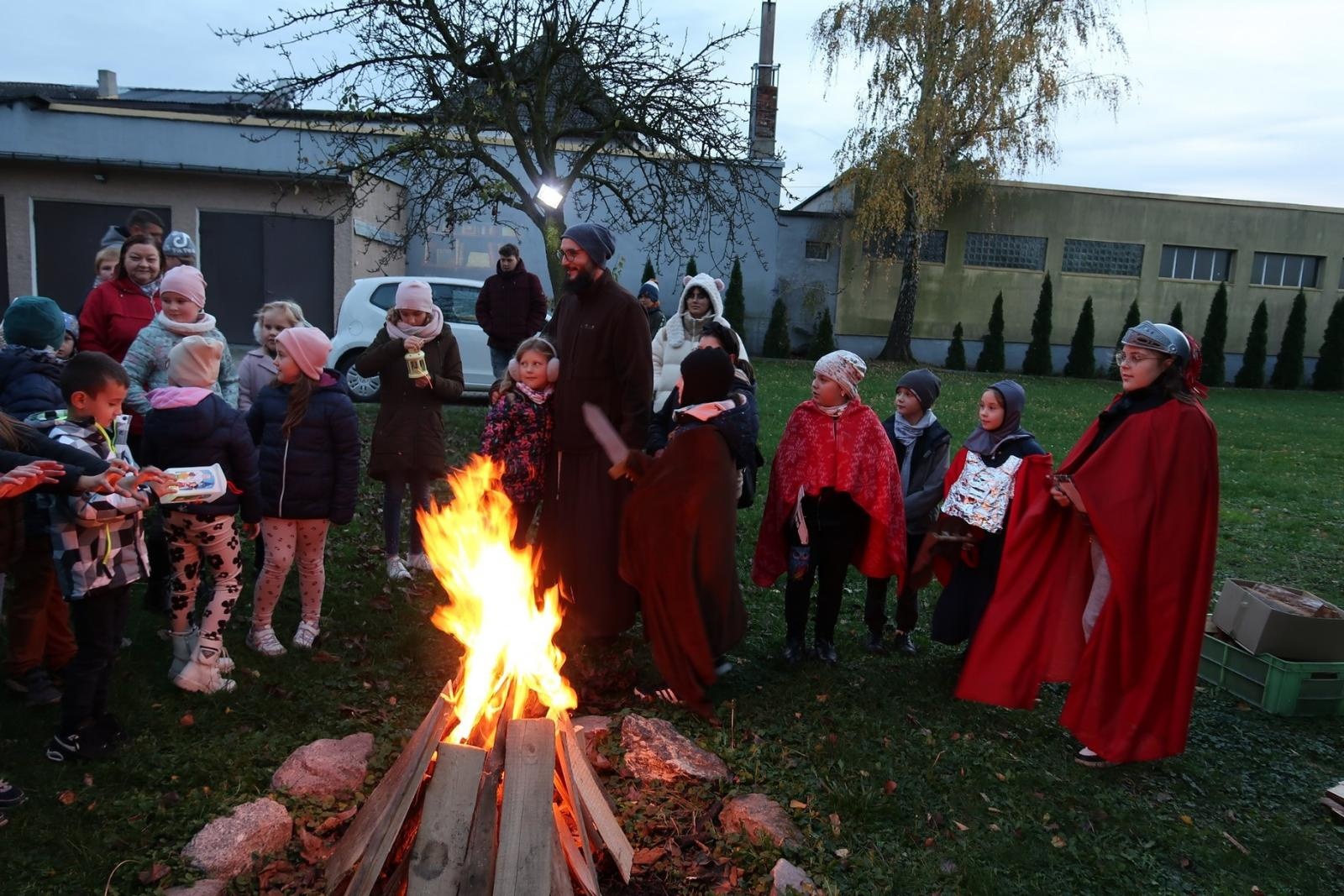 Zdjęcie w galerii na portalu naszraciborz.pl: Zabawy w ogrodzie raciborskich franciszkanów, czyli Dzień św. Marcina na Płoni wiadomości z regionu