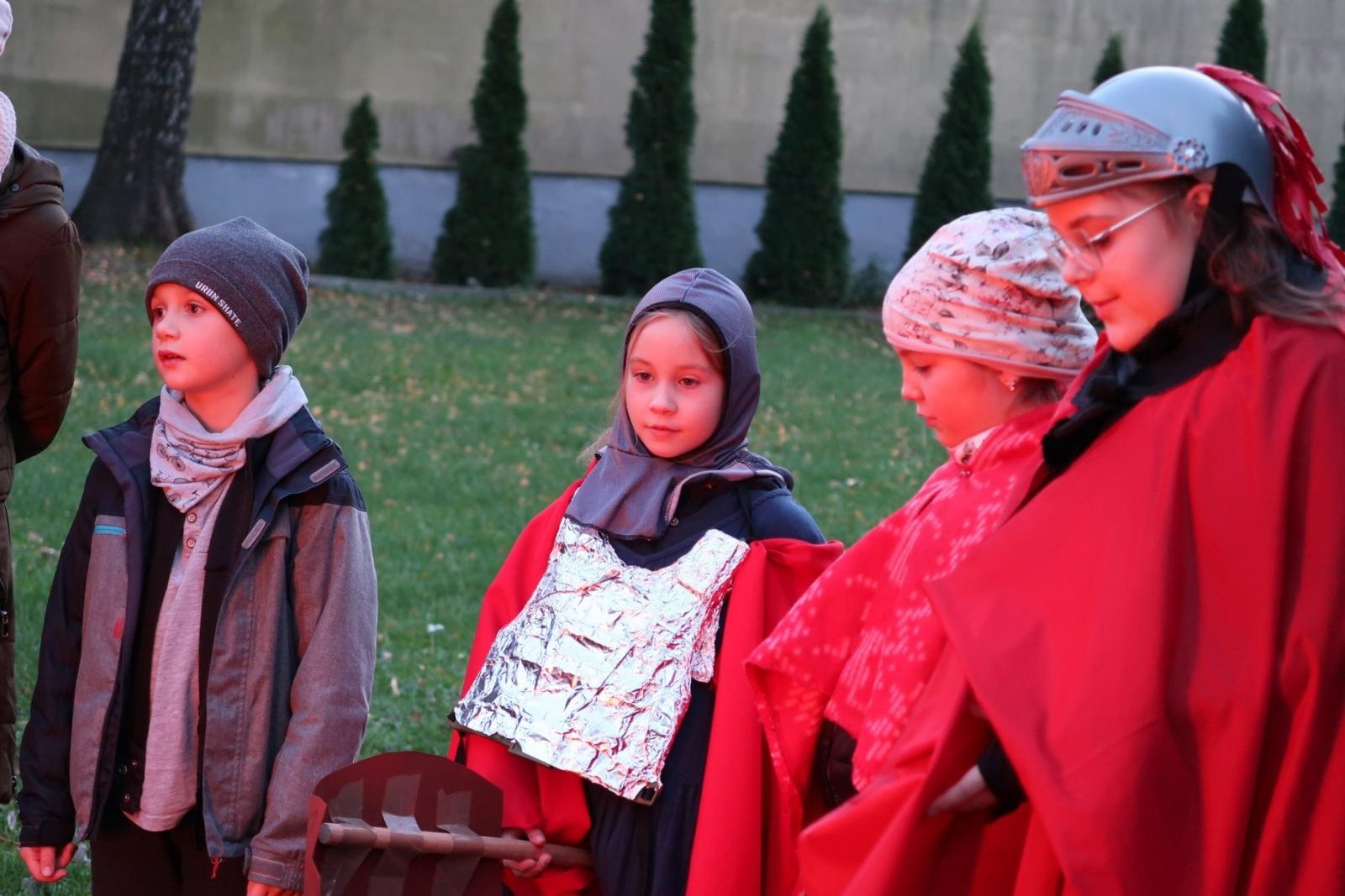 Zdjęcie w galerii na portalu naszraciborz.pl: Zabawy w ogrodzie raciborskich franciszkanów, czyli Dzień św. Marcina na Płoni wiadomości z regionu