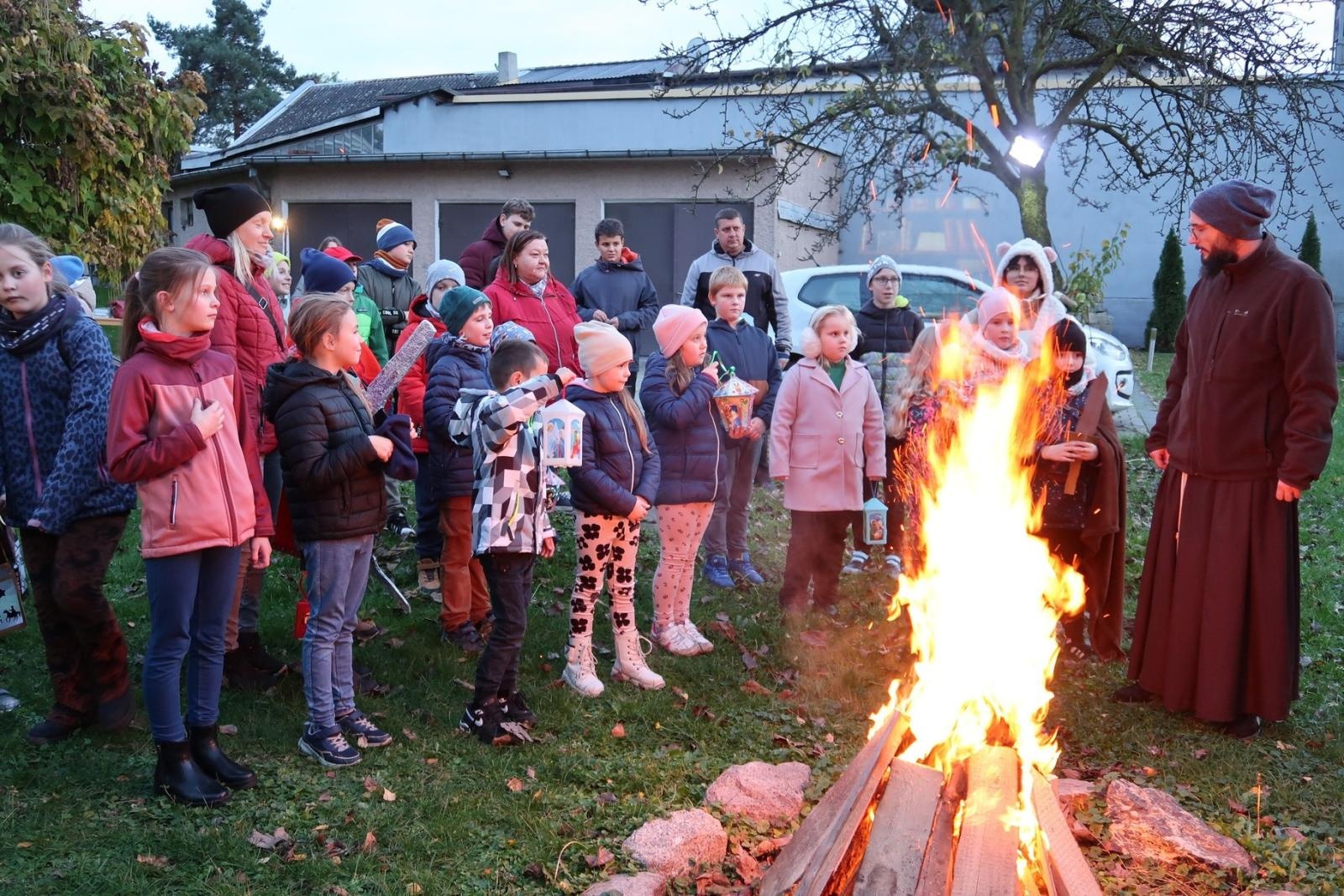Zdjęcie w galerii na portalu naszraciborz.pl: Zabawy w ogrodzie raciborskich franciszkanów, czyli Dzień św. Marcina na Płoni wiadomości z regionu