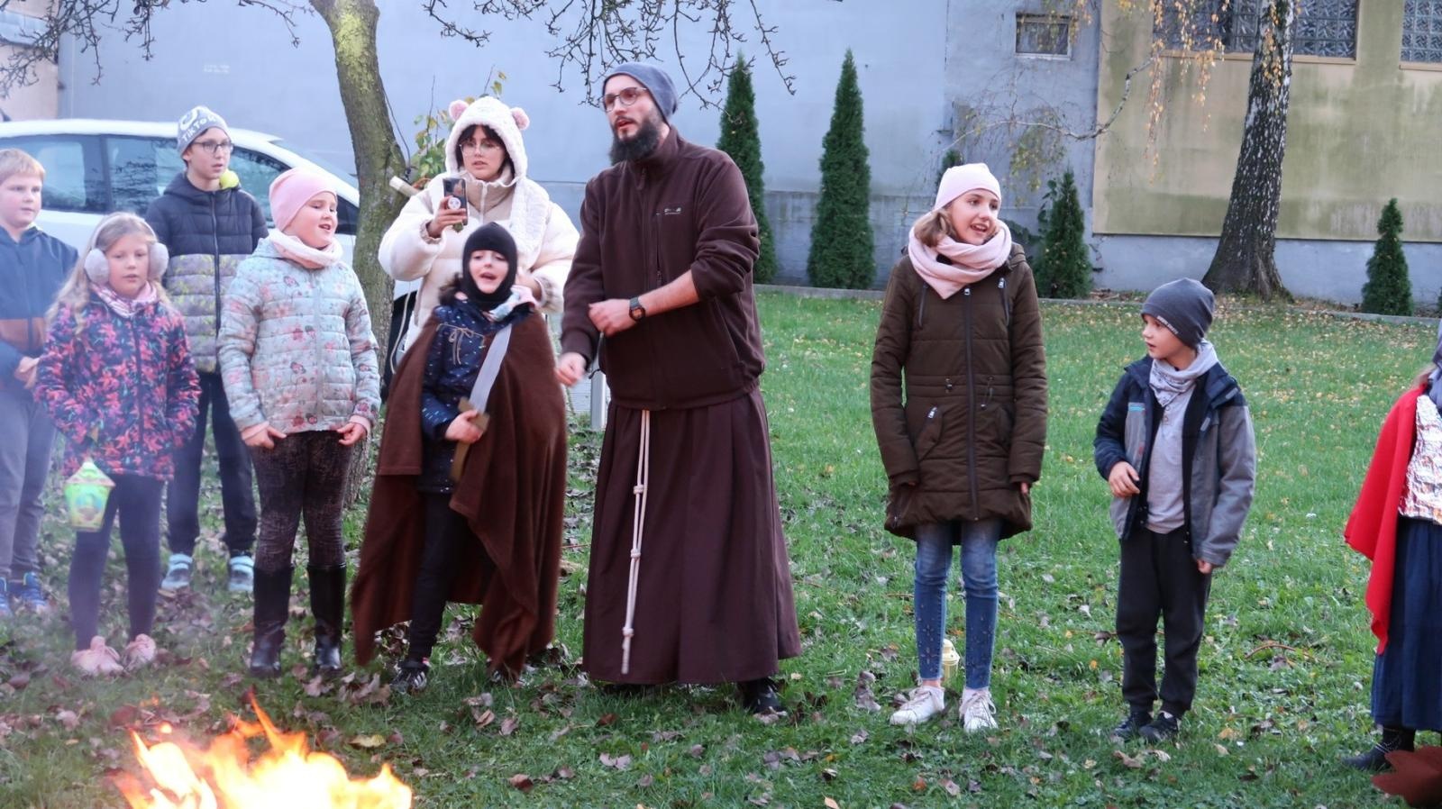 Zdjęcie w galerii na portalu naszraciborz.pl: Zabawy w ogrodzie raciborskich franciszkanów, czyli Dzień św. Marcina na Płoni wiadomości z regionu