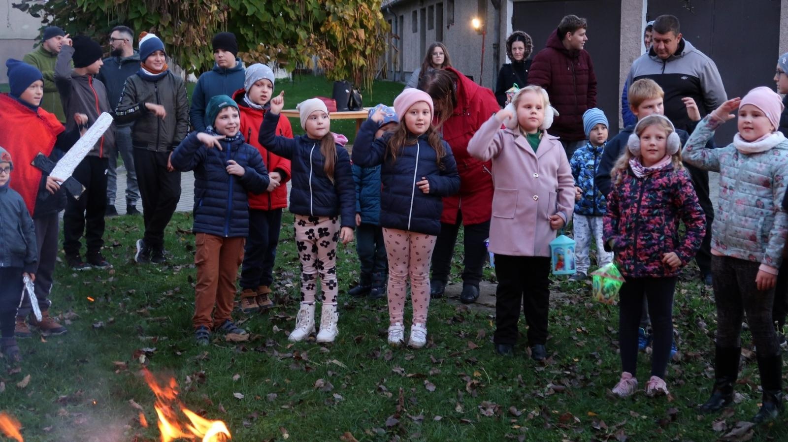 Zdjęcie w galerii na portalu naszraciborz.pl: Zabawy w ogrodzie raciborskich franciszkanów, czyli Dzień św. Marcina na Płoni wiadomości z regionu