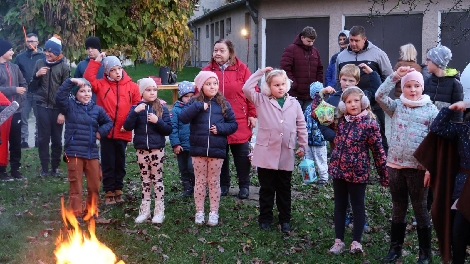 Zdjęcie w galerii na portalu naszraciborz.pl: Zabawy w ogrodzie raciborskich franciszkanów, czyli Dzień św. Marcina na Płoni wiadomości z regionu