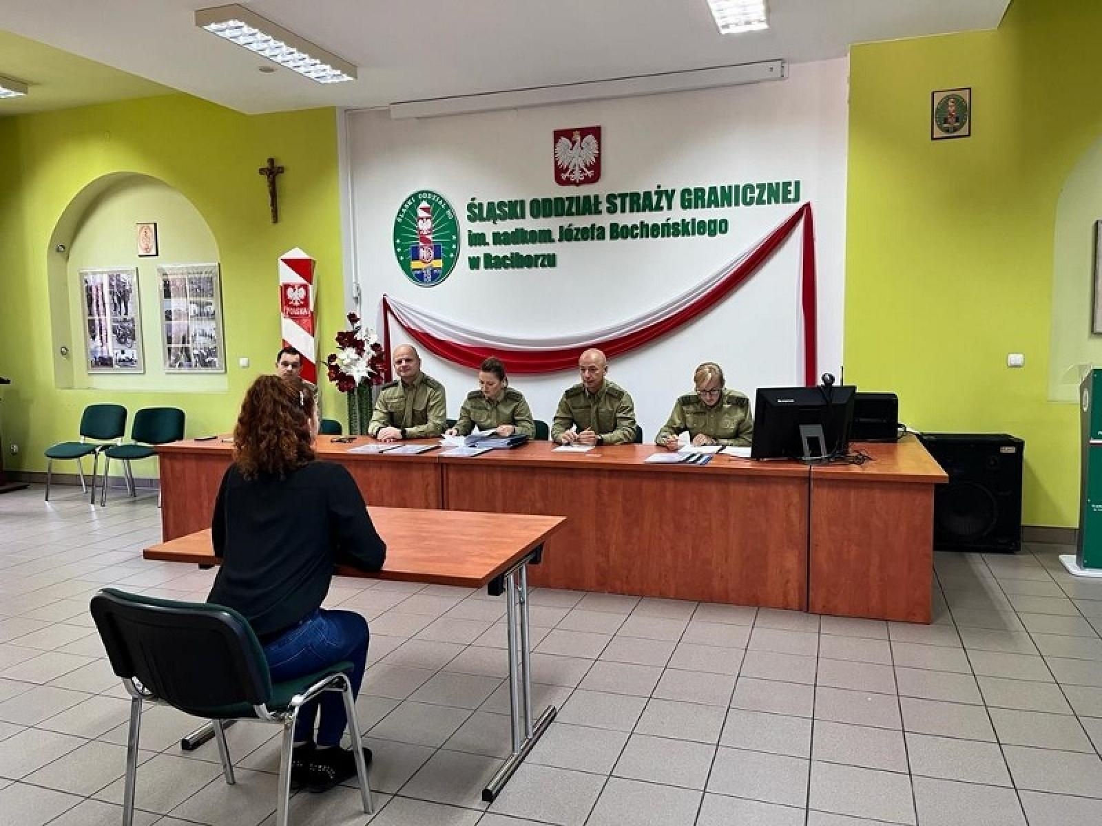 Zdjęcie w galerii na portalu naszraciborz.pl: Chętnych do munduru nie brakuje. Tak Śląski Oddział SG testuje kandydatów wiadomości z regionu