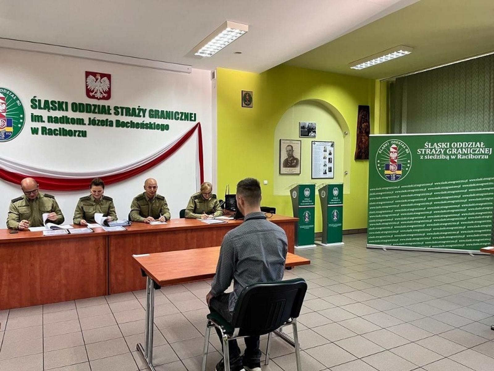 Zdjęcie w galerii na portalu naszraciborz.pl: Chętnych do munduru nie brakuje. Tak Śląski Oddział SG testuje kandydatów wiadomości z regionu