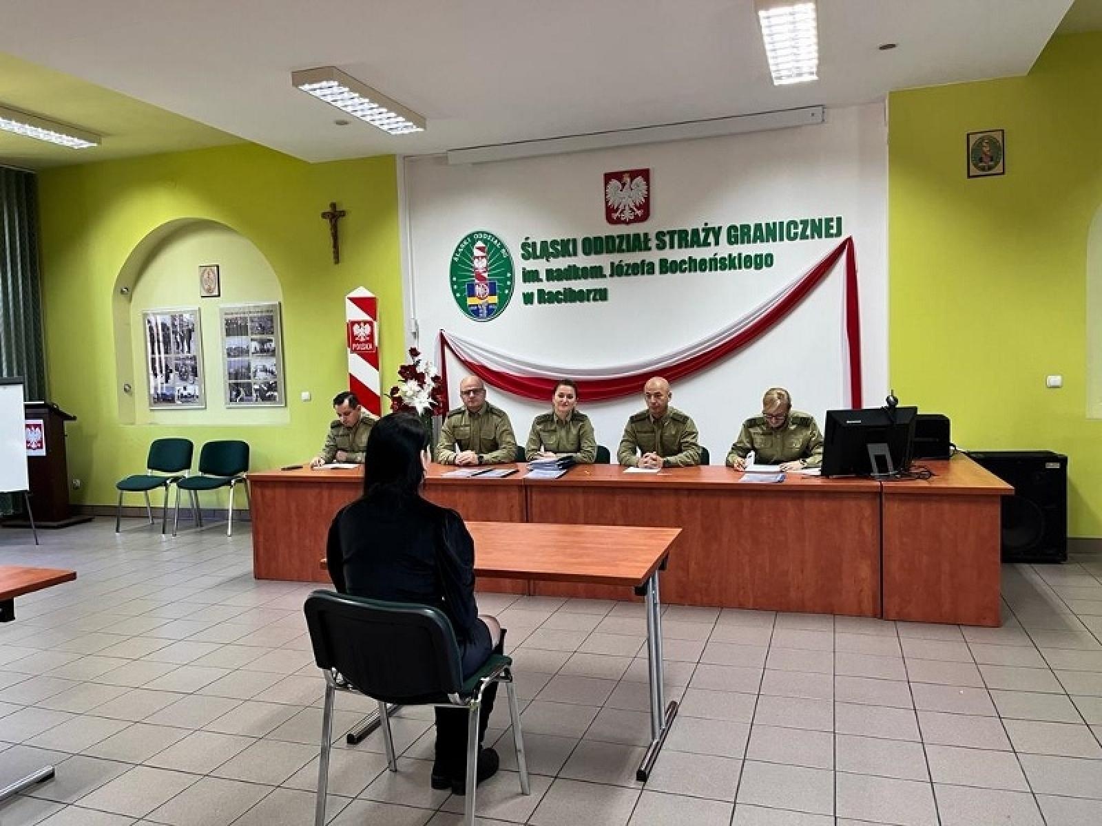 Zdjęcie w galerii na portalu naszraciborz.pl: Chętnych do munduru nie brakuje. Tak Śląski Oddział SG testuje kandydatów wiadomości z regionu