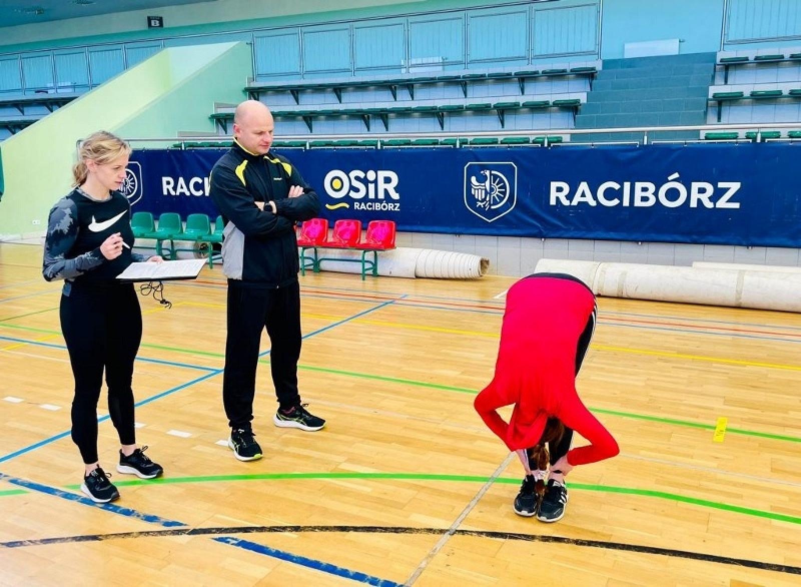 Zdjęcie w galerii na portalu naszraciborz.pl: Chętnych do munduru nie brakuje. Tak Śląski Oddział SG testuje kandydatów wiadomości z regionu