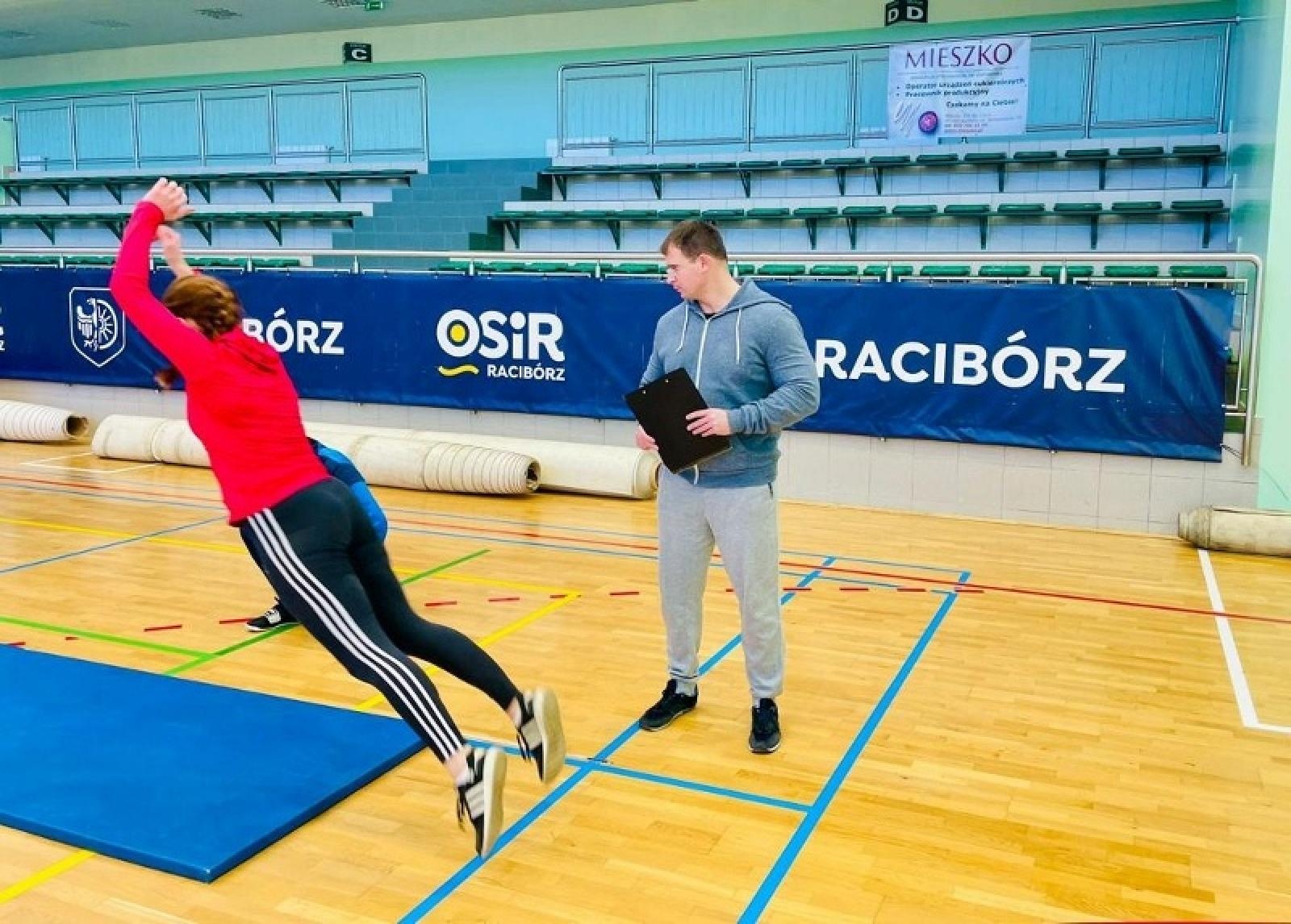 Zdjęcie w galerii na portalu naszraciborz.pl: Chętnych do munduru nie brakuje. Tak Śląski Oddział SG testuje kandydatów wiadomości z regionu