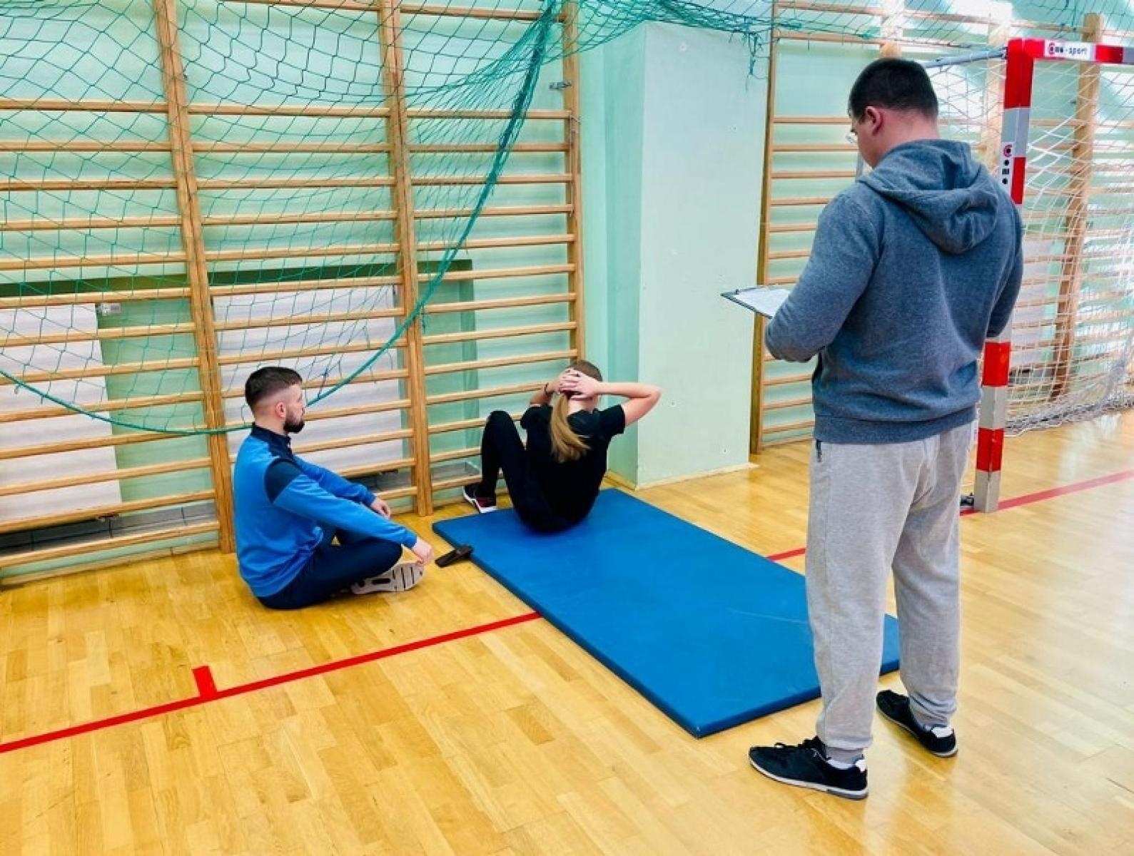 Zdjęcie w galerii na portalu naszraciborz.pl: Chętnych do munduru nie brakuje. Tak Śląski Oddział SG testuje kandydatów wiadomości z regionu