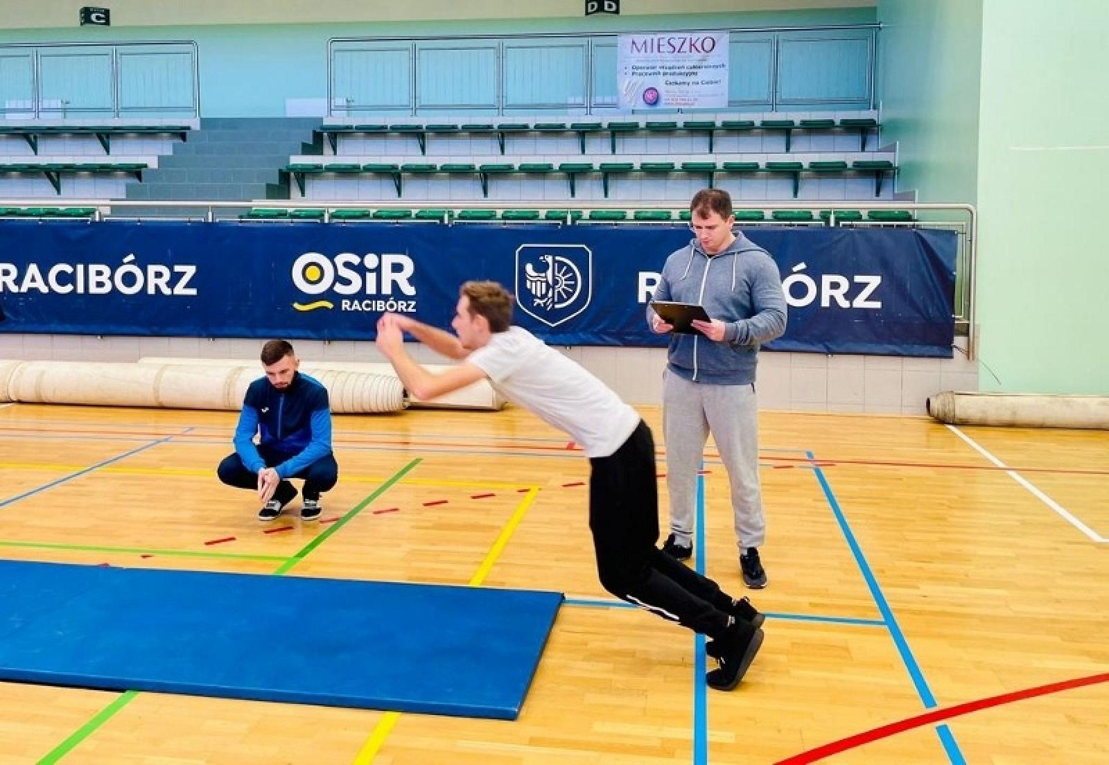 Zdjęcie w galerii na portalu naszraciborz.pl: Chętnych do munduru nie brakuje. Tak Śląski Oddział SG testuje kandydatów wiadomości z regionu