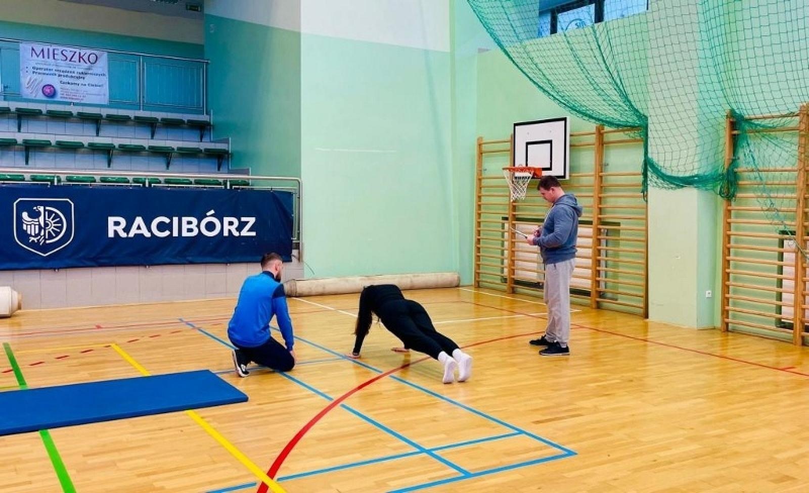 Zdjęcie w galerii na portalu naszraciborz.pl: Chętnych do munduru nie brakuje. Tak Śląski Oddział SG testuje kandydatów wiadomości z regionu