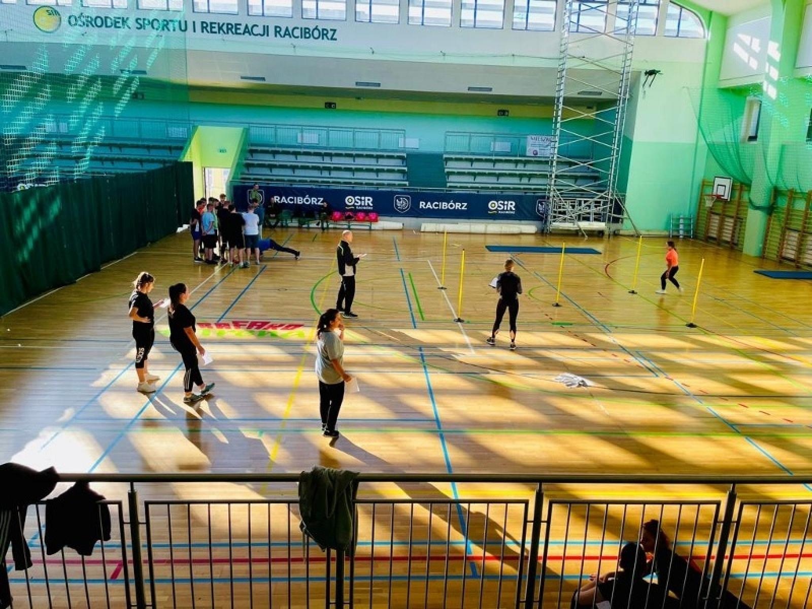 Zdjęcie w galerii na portalu naszraciborz.pl: Chętnych do munduru nie brakuje. Tak Śląski Oddział SG testuje kandydatów wiadomości z regionu