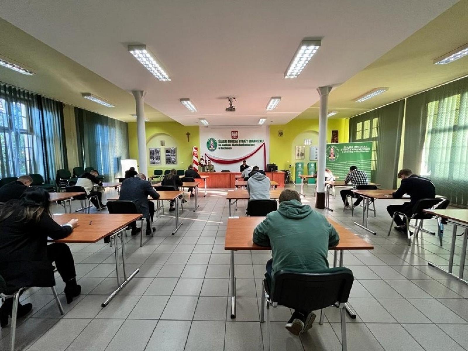 Zdjęcie w galerii na portalu naszraciborz.pl: Chętnych do munduru nie brakuje. Tak Śląski Oddział SG testuje kandydatów wiadomości z regionu