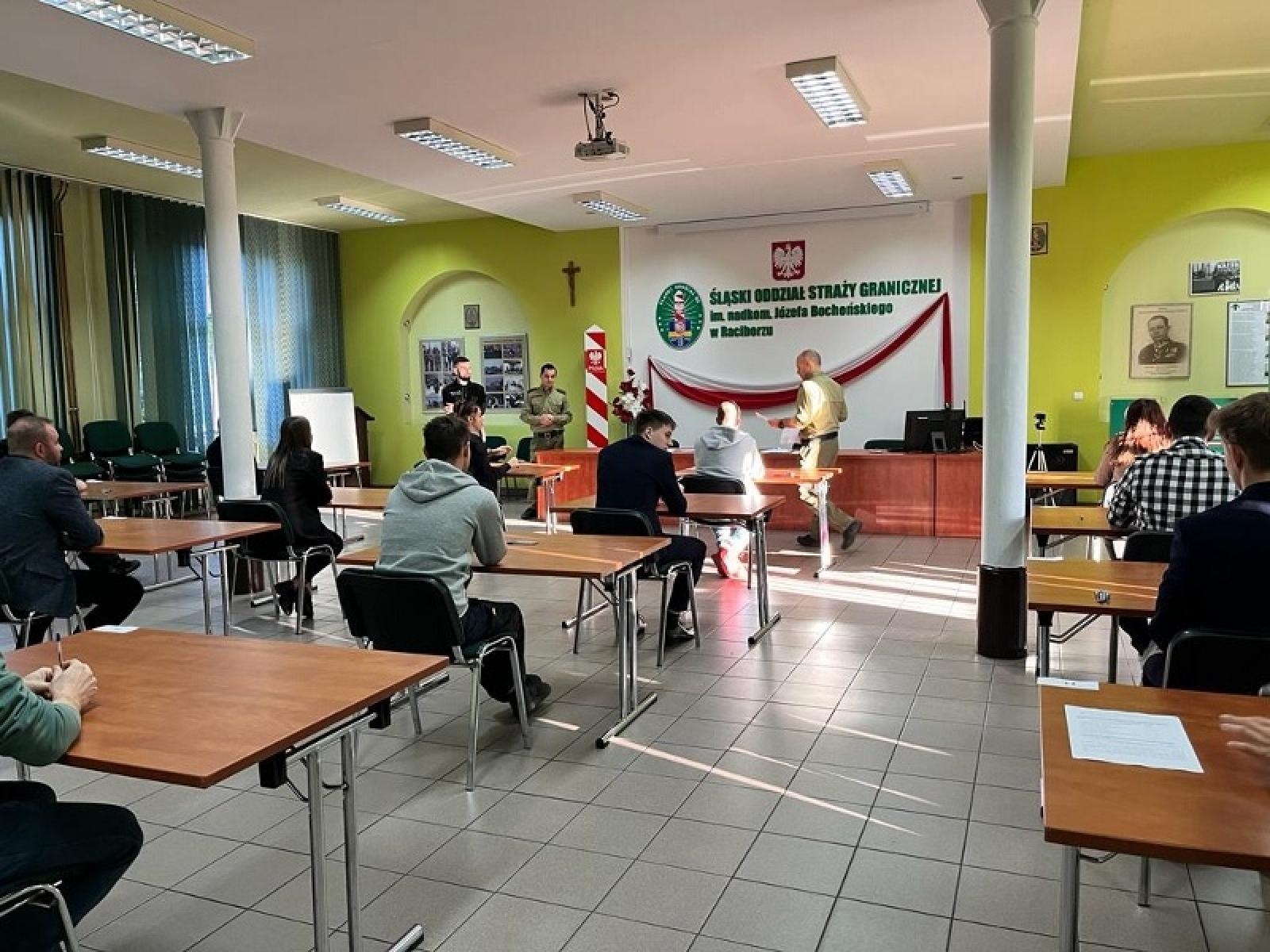 Zdjęcie w galerii na portalu naszraciborz.pl: Chętnych do munduru nie brakuje. Tak Śląski Oddział SG testuje kandydatów wiadomości z regionu