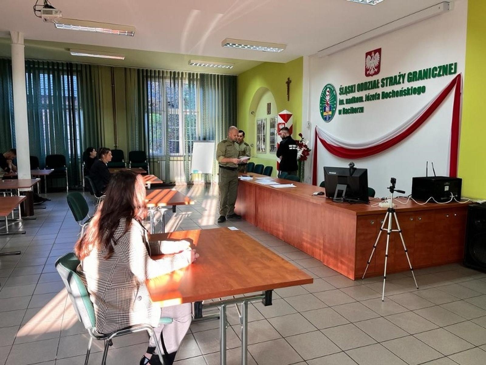 Zdjęcie w galerii na portalu naszraciborz.pl: Chętnych do munduru nie brakuje. Tak Śląski Oddział SG testuje kandydatów wiadomości z regionu