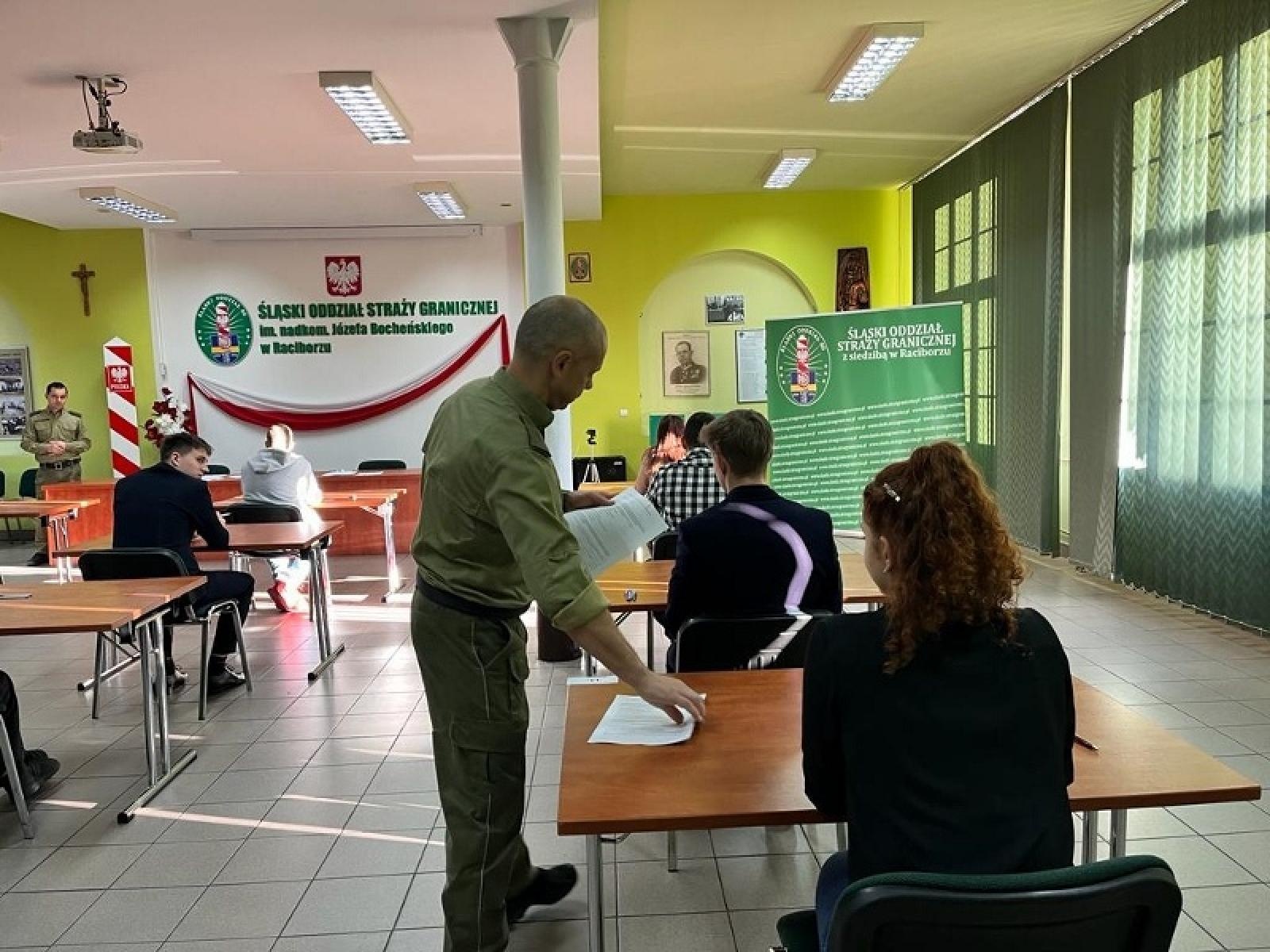 Zdjęcie w galerii na portalu naszraciborz.pl: Chętnych do munduru nie brakuje. Tak Śląski Oddział SG testuje kandydatów wiadomości z regionu