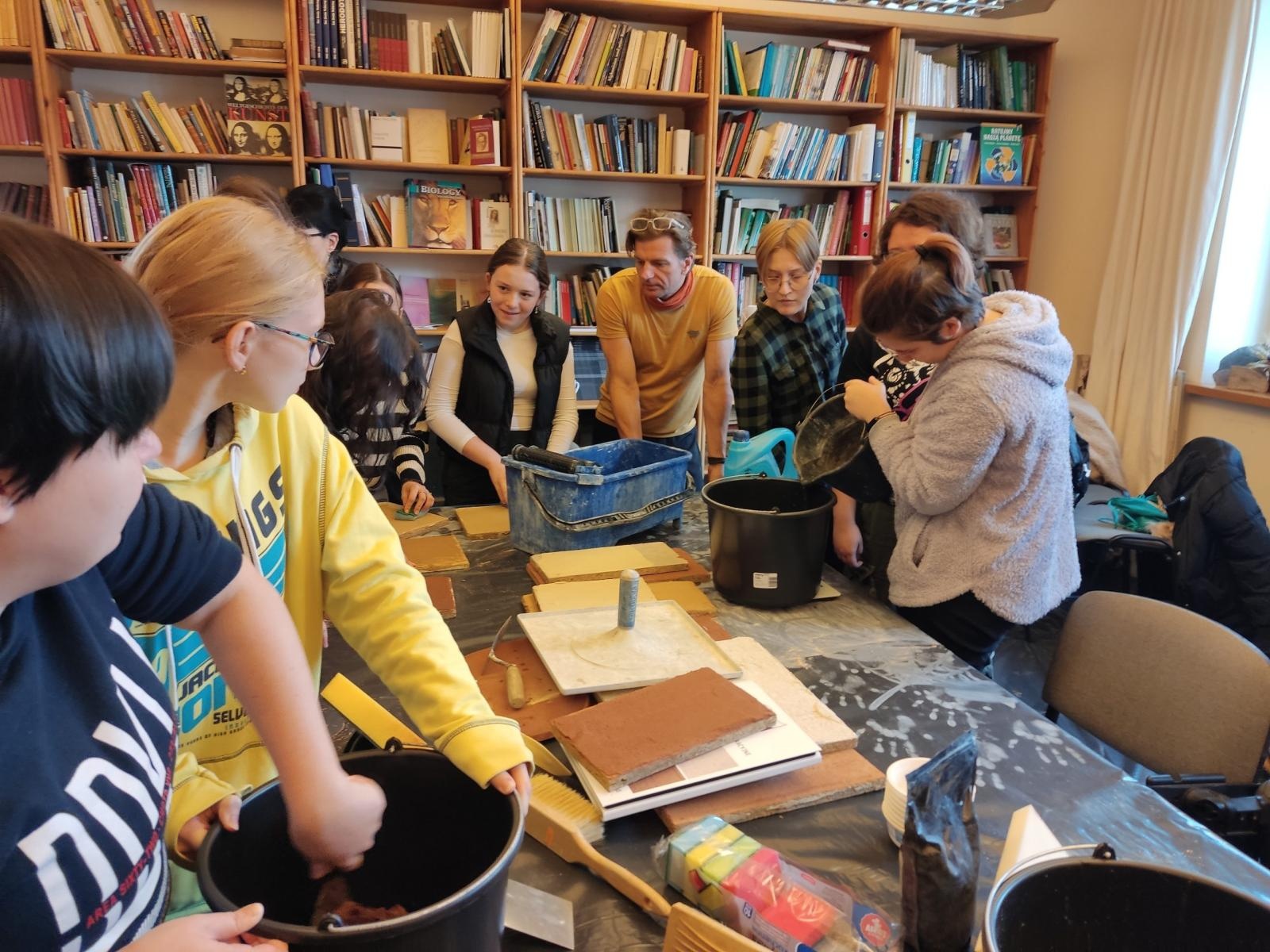 Zdjęcie w galerii na portalu naszraciborz.pl: Architektura w służbie ekologii - nauka podstaw budownictwa organicznego wiadomości z regionu