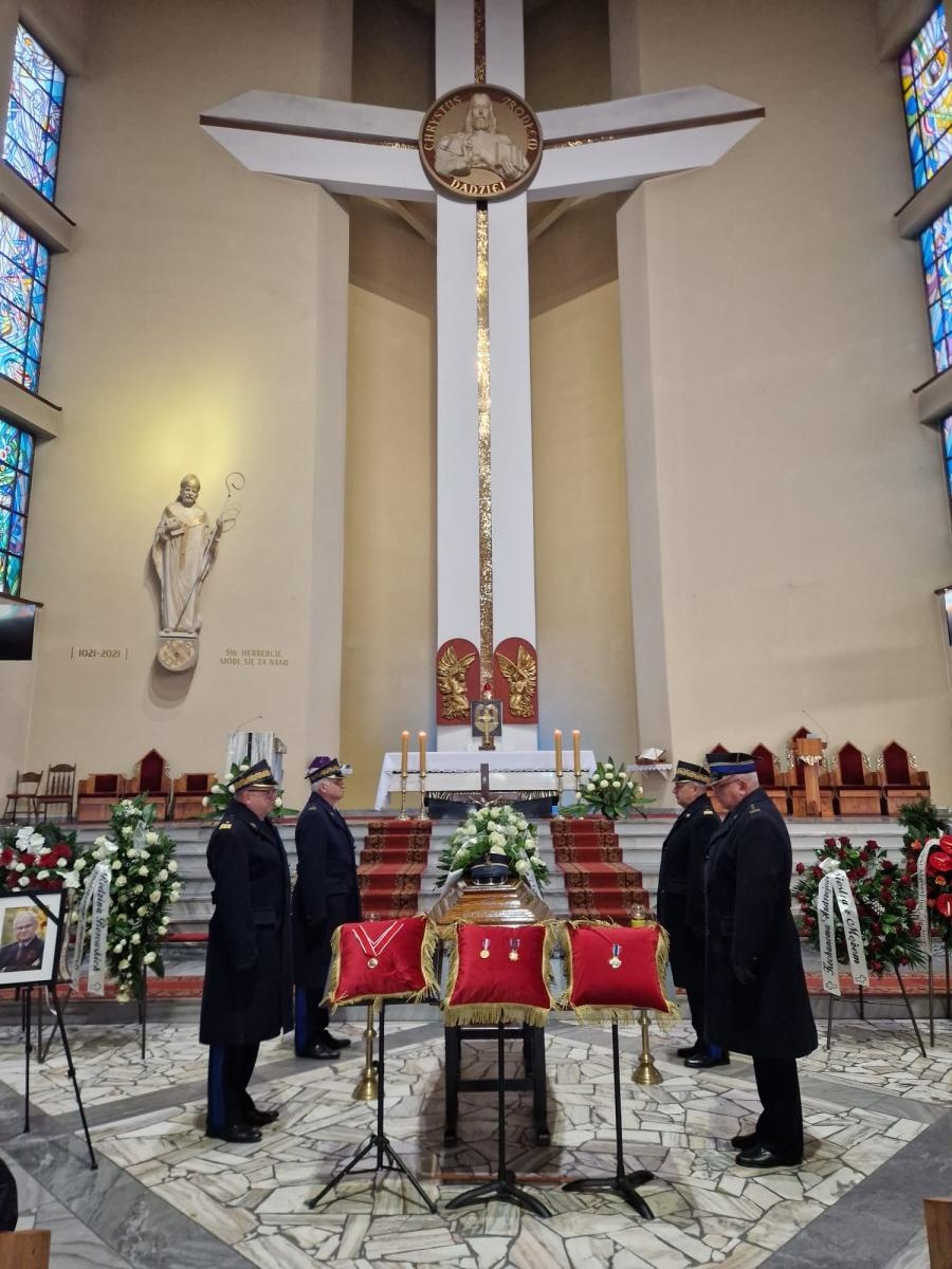Zdjęcie w galerii na portalu naszraciborz.pl: W Wodzisławiu Śląskim pożegnano komendanta raciborskich strażaków wiadomości z regionu