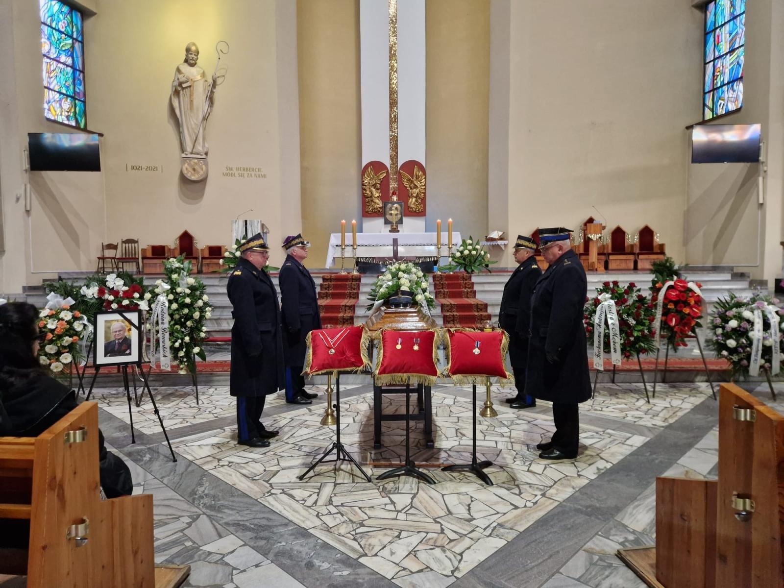 Zdjęcie w galerii na portalu naszraciborz.pl: W Wodzisławiu Śląskim pożegnano komendanta raciborskich strażaków wiadomości z regionu