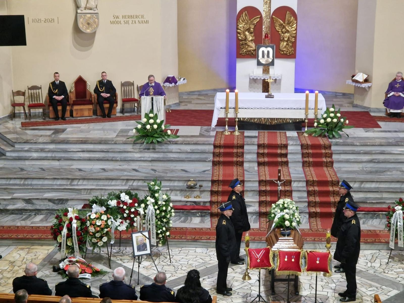 Zdjęcie w galerii na portalu naszraciborz.pl: W Wodzisławiu Śląskim pożegnano komendanta raciborskich strażaków wiadomości z regionu