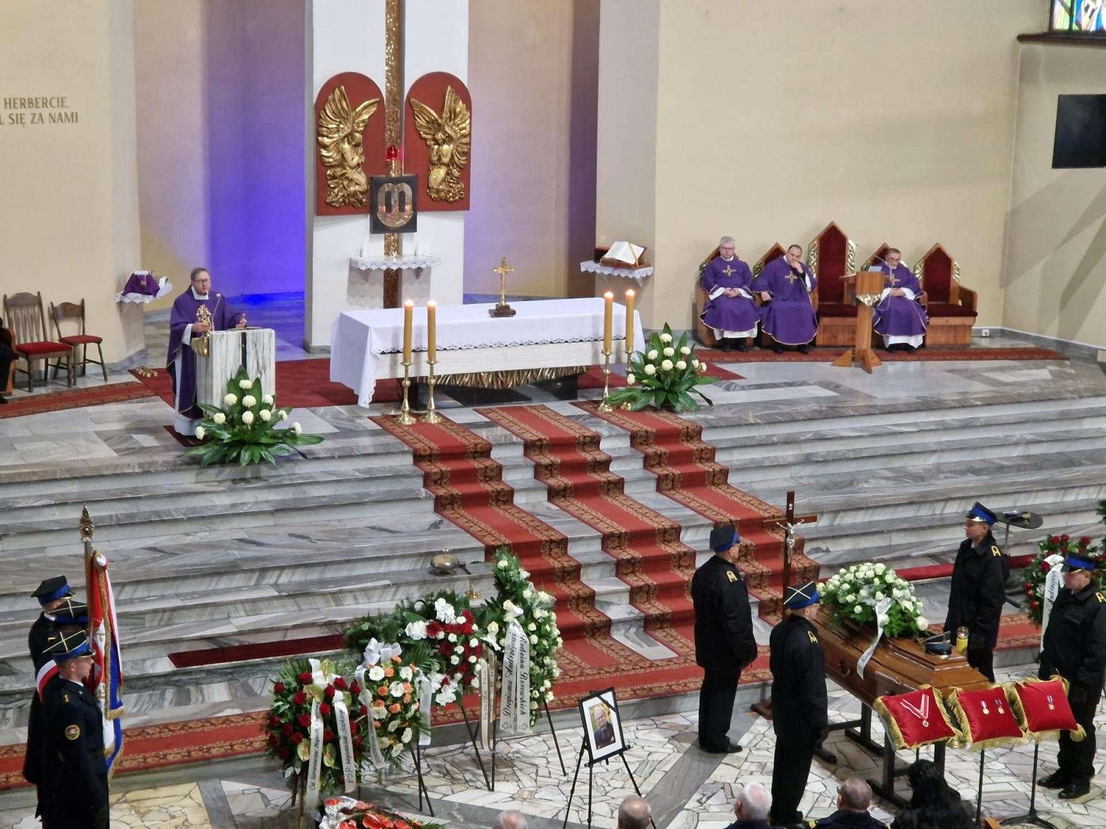 Zdjęcie w galerii na portalu naszraciborz.pl: W Wodzisławiu Śląskim pożegnano komendanta raciborskich strażaków wiadomości z regionu