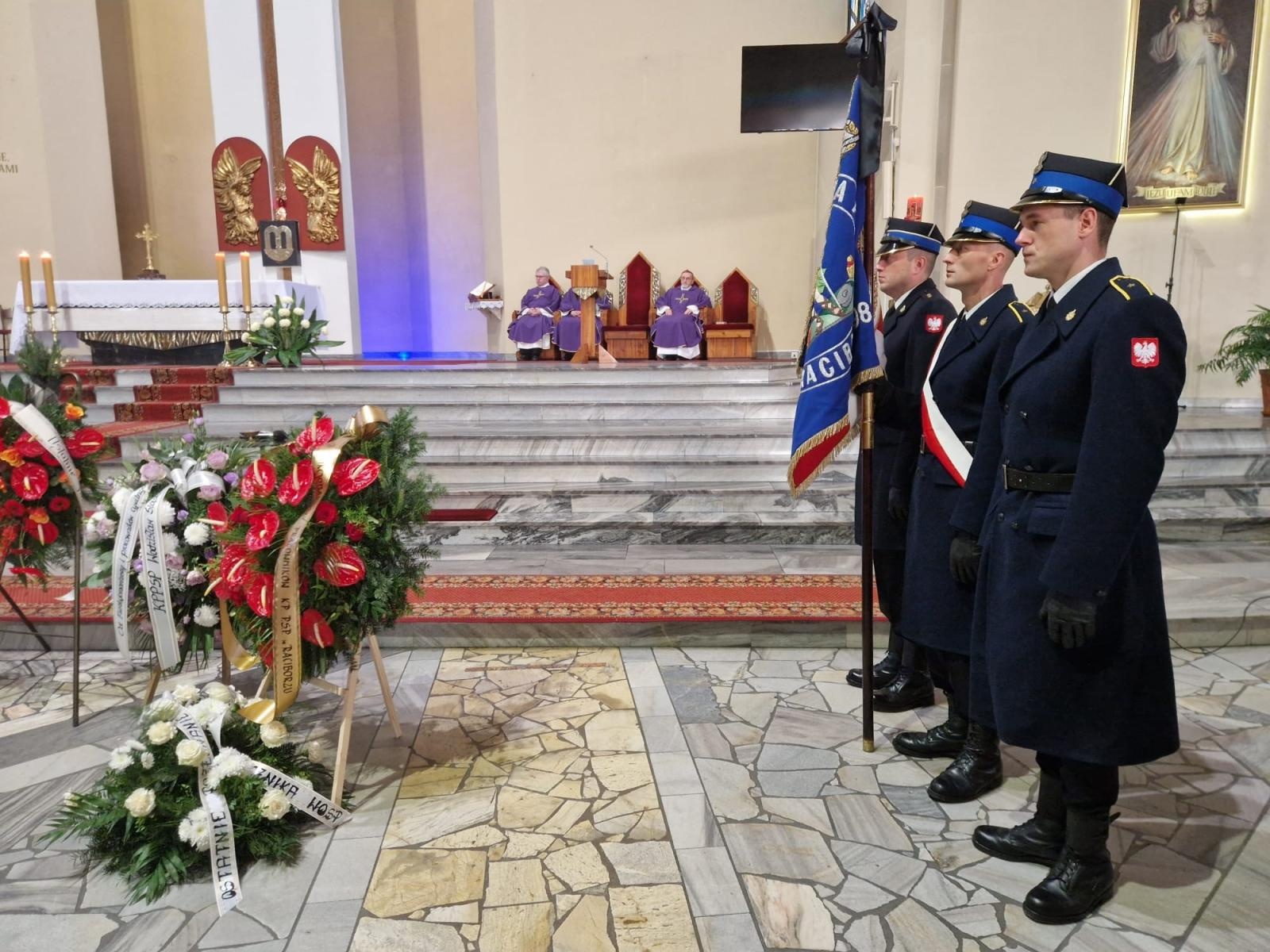 Zdjęcie w galerii na portalu naszraciborz.pl: W Wodzisławiu Śląskim pożegnano komendanta raciborskich strażaków wiadomości z regionu