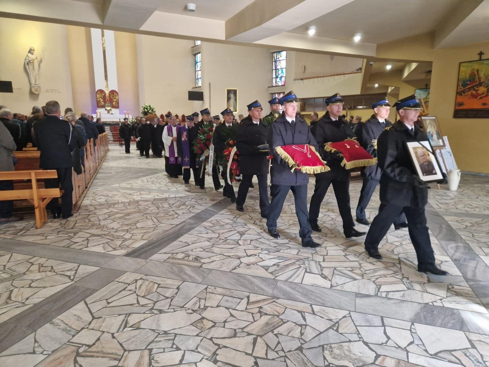 Zdjęcie w galerii na portalu naszraciborz.pl: W Wodzisławiu Śląskim pożegnano komendanta raciborskich strażaków wiadomości z regionu