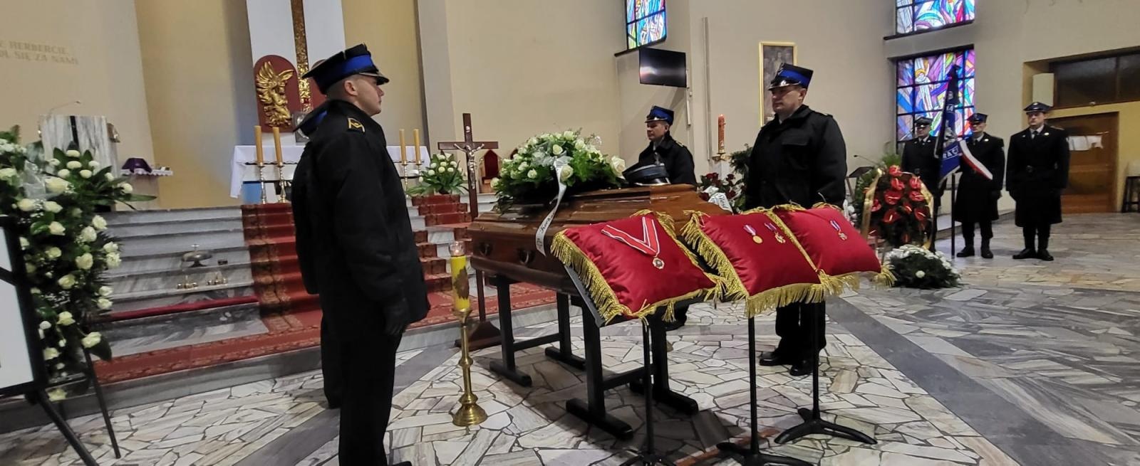 Zdjęcie w galerii na portalu naszraciborz.pl: W Wodzisławiu Śląskim pożegnano komendanta raciborskich strażaków wiadomości z regionu