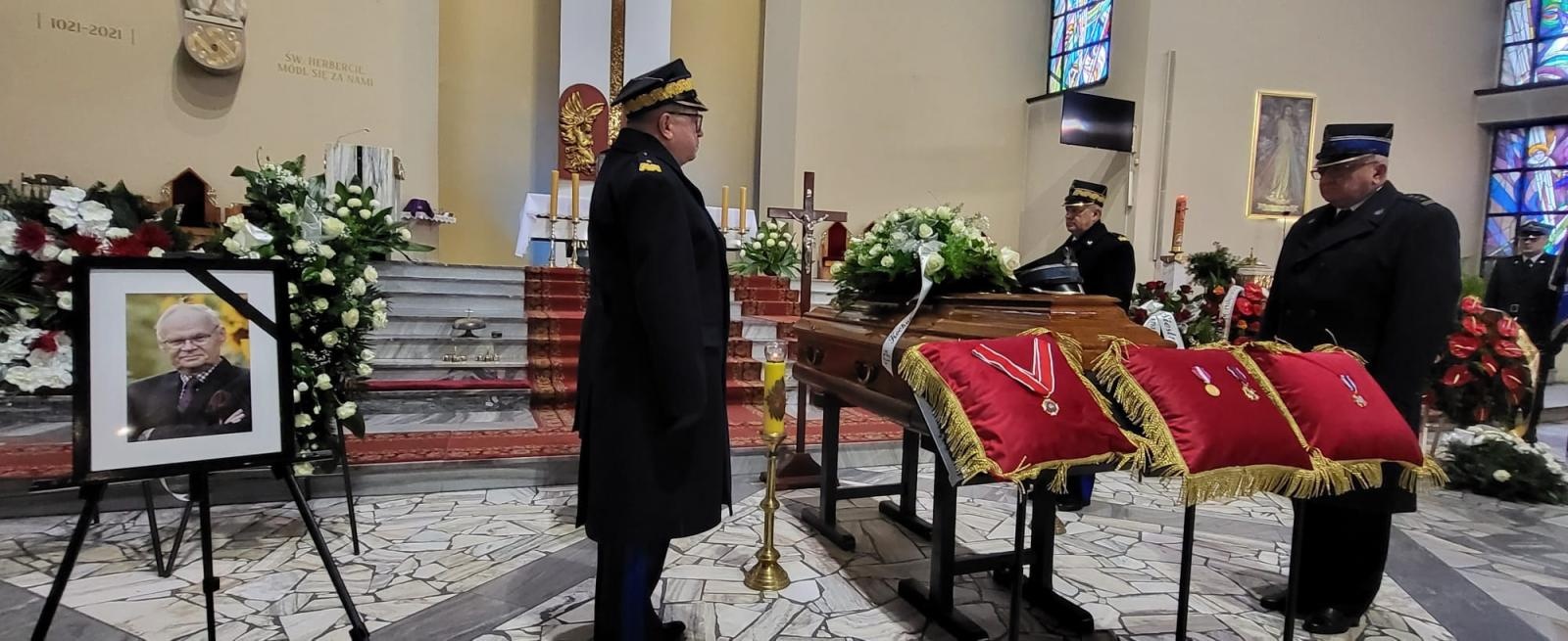 Zdjęcie w galerii na portalu naszraciborz.pl: W Wodzisławiu Śląskim pożegnano komendanta raciborskich strażaków wiadomości z regionu