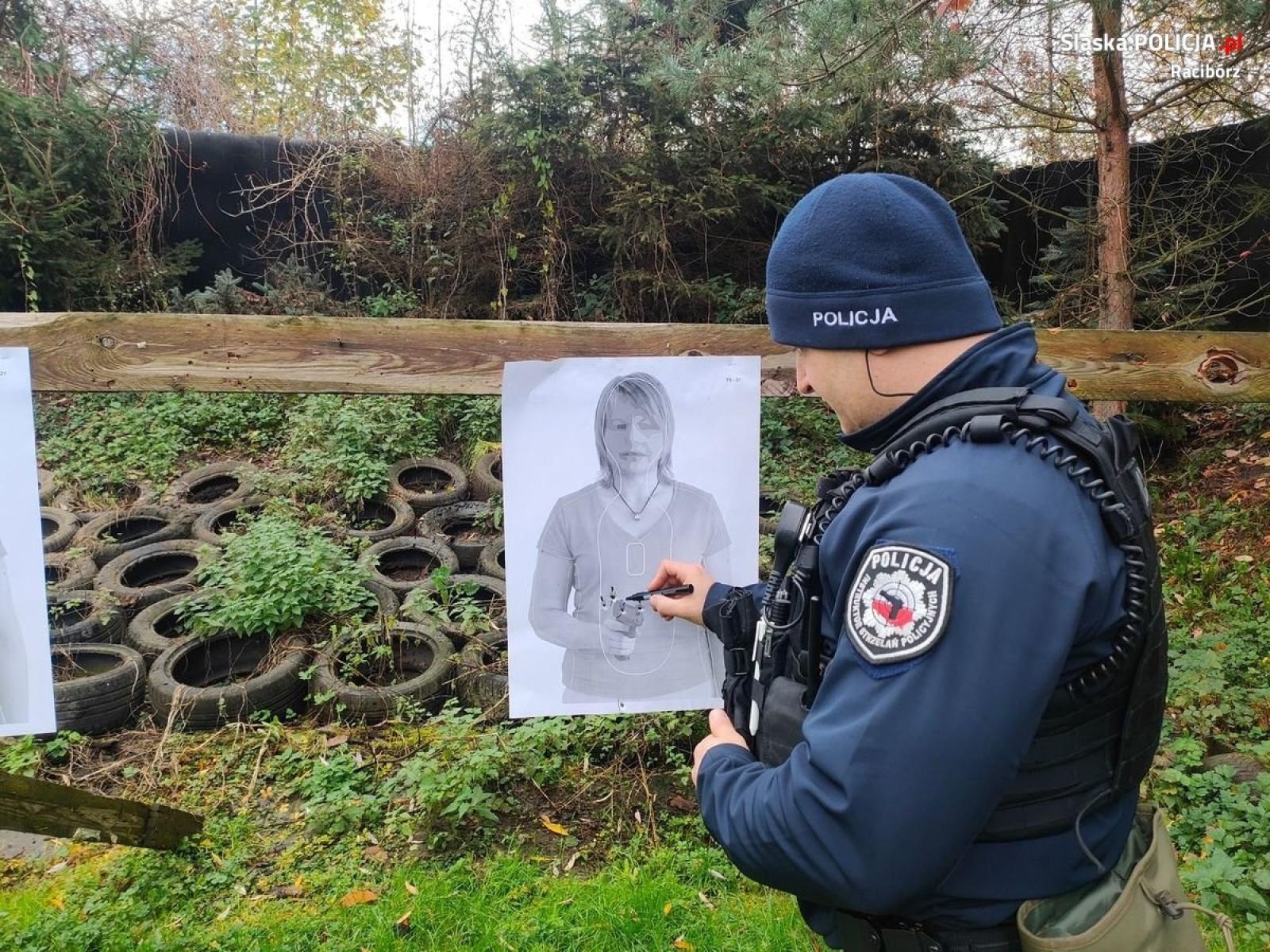 Zdjęcie w galerii na portalu naszraciborz.pl: Tak raciborscy policjanci ćwiczą umiejętności strzeleckie [FOTO] wiadomości z regionu