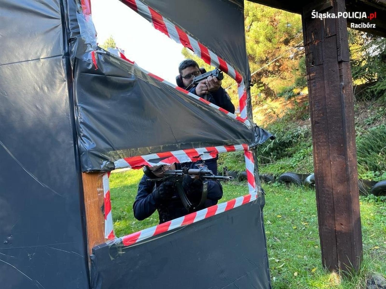 Zdjęcie w galerii na portalu naszraciborz.pl: Tak raciborscy policjanci ćwiczą umiejętności strzeleckie [FOTO] wiadomości z regionu