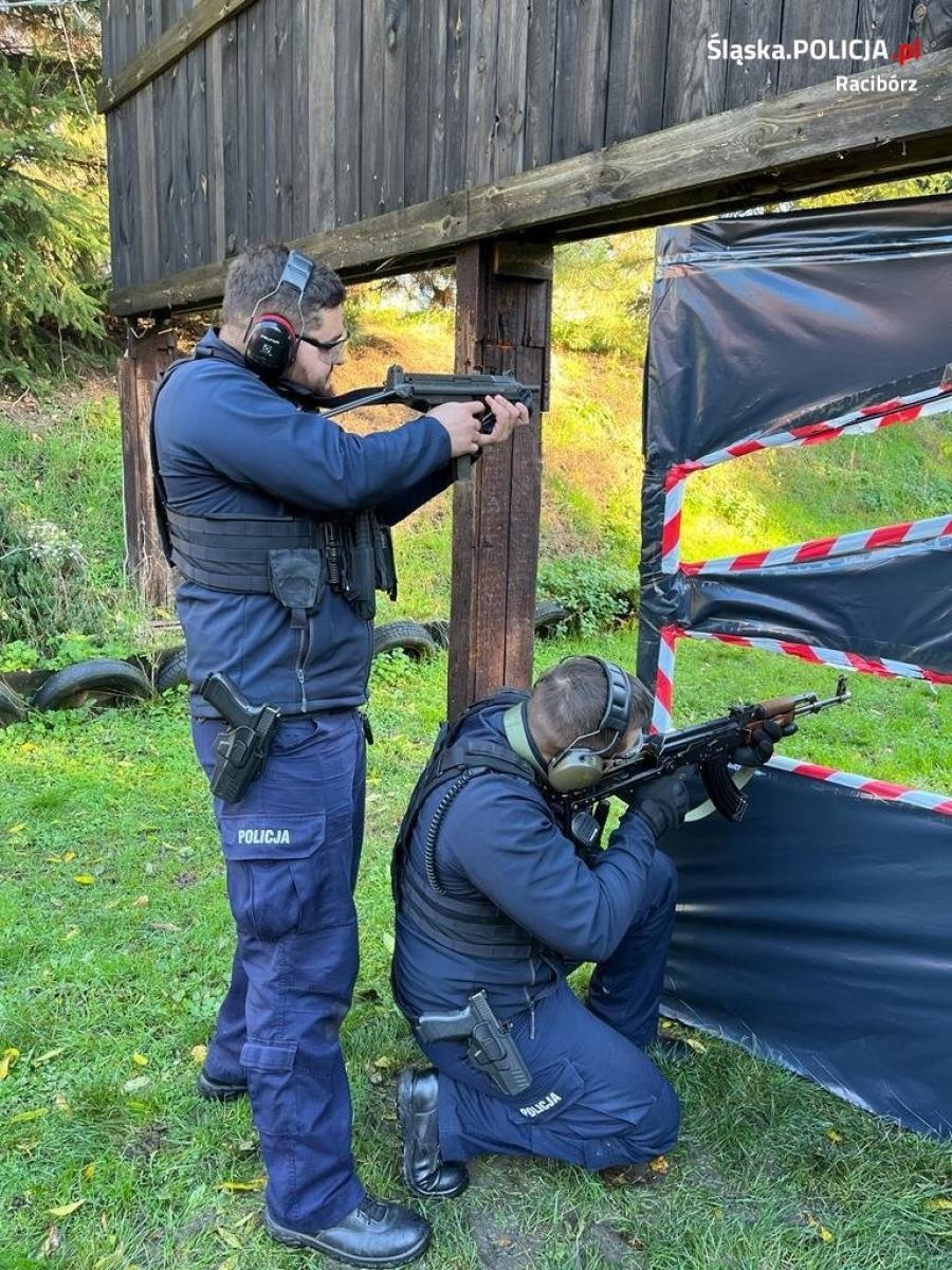 Zdjęcie w galerii na portalu naszraciborz.pl: Tak raciborscy policjanci ćwiczą umiejętności strzeleckie [FOTO] wiadomości z regionu