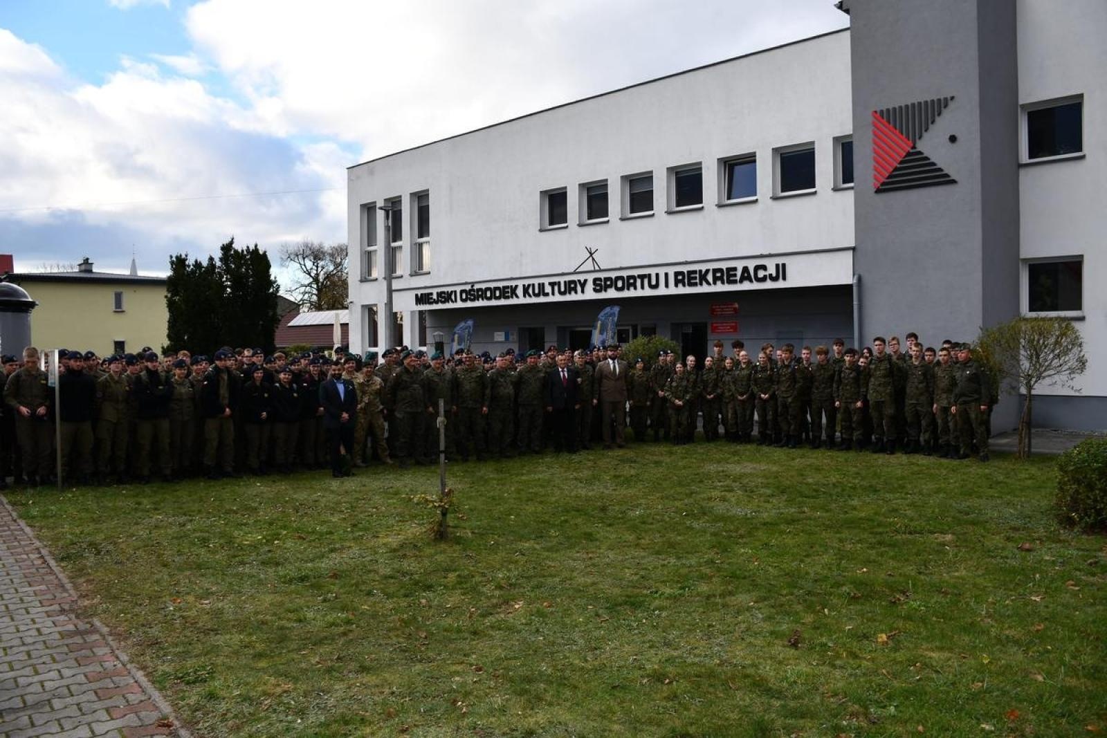 Zdjęcie w galerii na portalu naszraciborz.pl: Jedna armia, wiele możliwości. Młodzi mundurowi i gwiazdy sportu w Kuźni Raciborskiej wiadomości z regionu