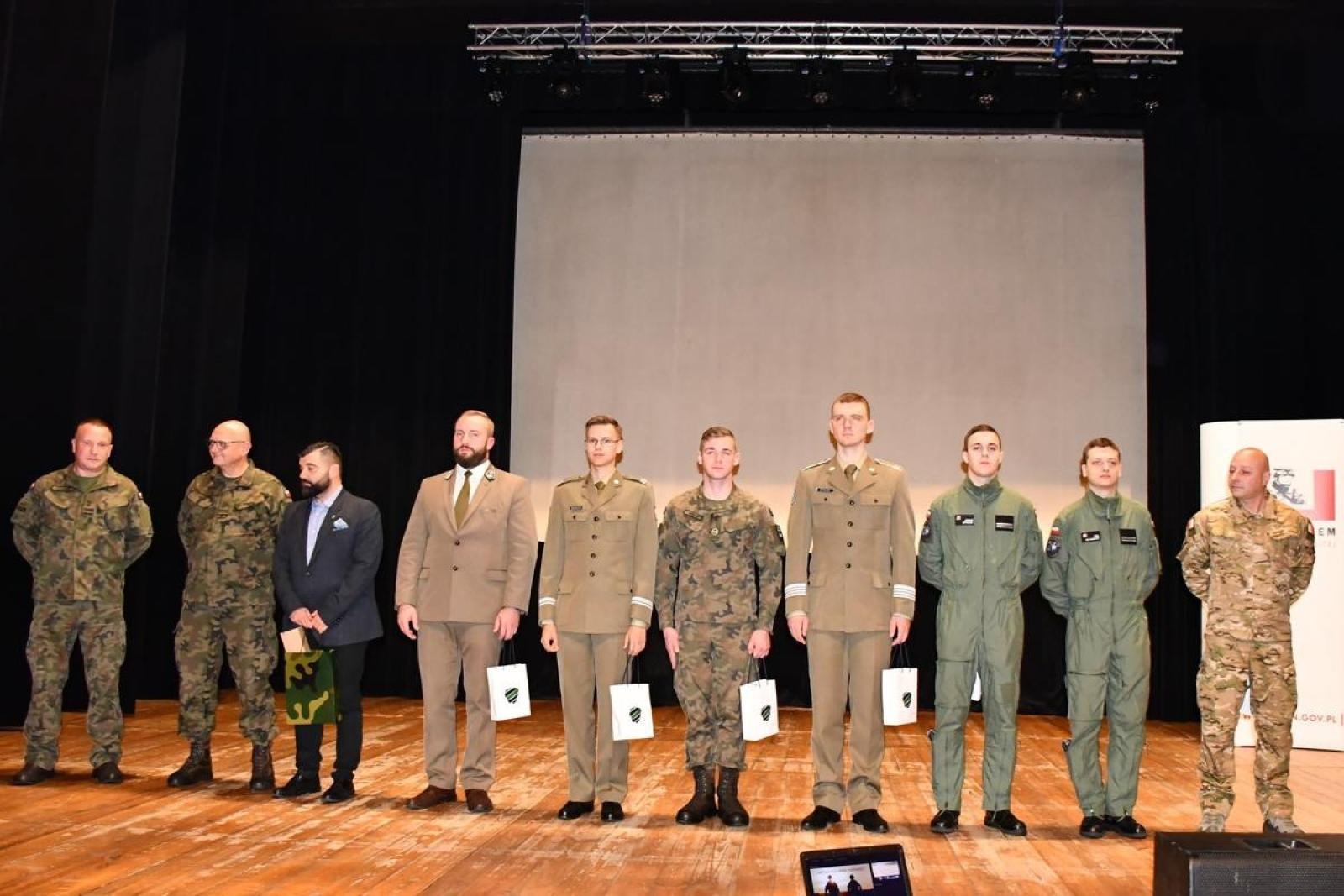 Zdjęcie w galerii na portalu naszraciborz.pl: Jedna armia, wiele możliwości. Młodzi mundurowi i gwiazdy sportu w Kuźni Raciborskiej wiadomości z regionu