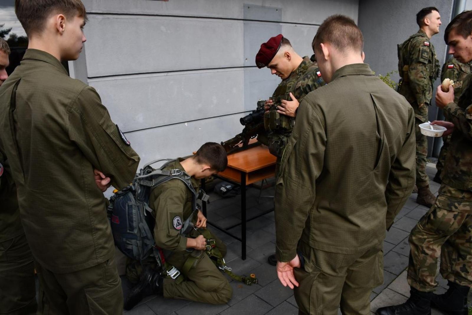 Zdjęcie w galerii na portalu naszraciborz.pl: Jedna armia, wiele możliwości. Młodzi mundurowi i gwiazdy sportu w Kuźni Raciborskiej wiadomości z regionu