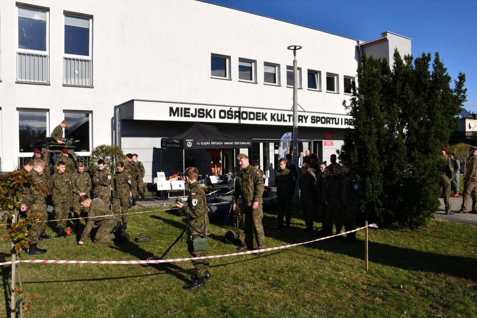 Zdjęcie w galerii na portalu naszraciborz.pl: Jedna armia, wiele możliwości. Młodzi mundurowi i gwiazdy sportu w Kuźni Raciborskiej wiadomości z regionu