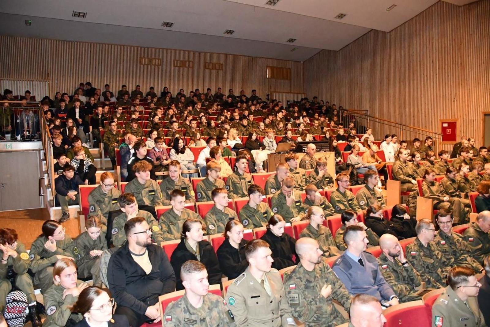 Zdjęcie w galerii na portalu naszraciborz.pl: Jedna armia, wiele możliwości. Młodzi mundurowi i gwiazdy sportu w Kuźni Raciborskiej wiadomości z regionu