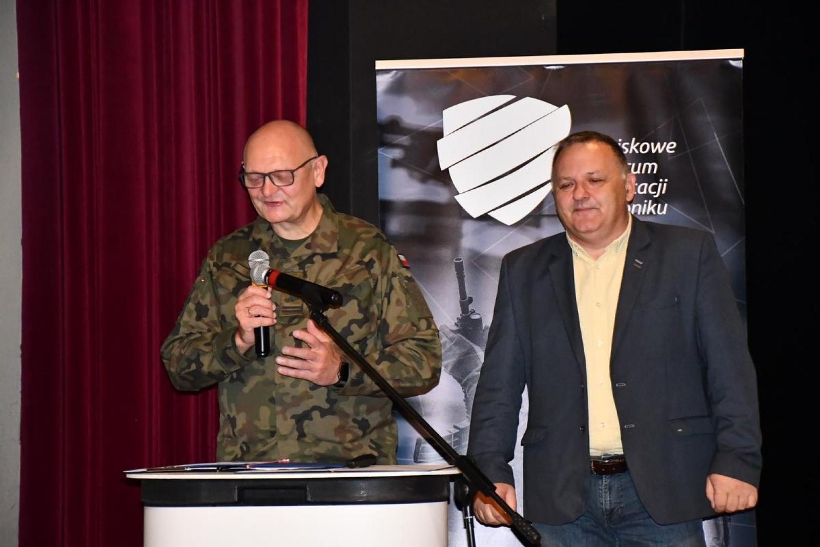 Zdjęcie w galerii na portalu naszraciborz.pl: Jedna armia, wiele możliwości. Młodzi mundurowi i gwiazdy sportu w Kuźni Raciborskiej wiadomości z regionu