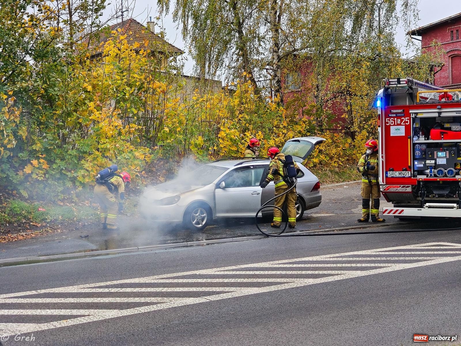 Zdjęcie w galerii na portalu naszraciborz.pl: Pożar volkswagena przy Kolejowej [FOTO] wiadomości z regionu