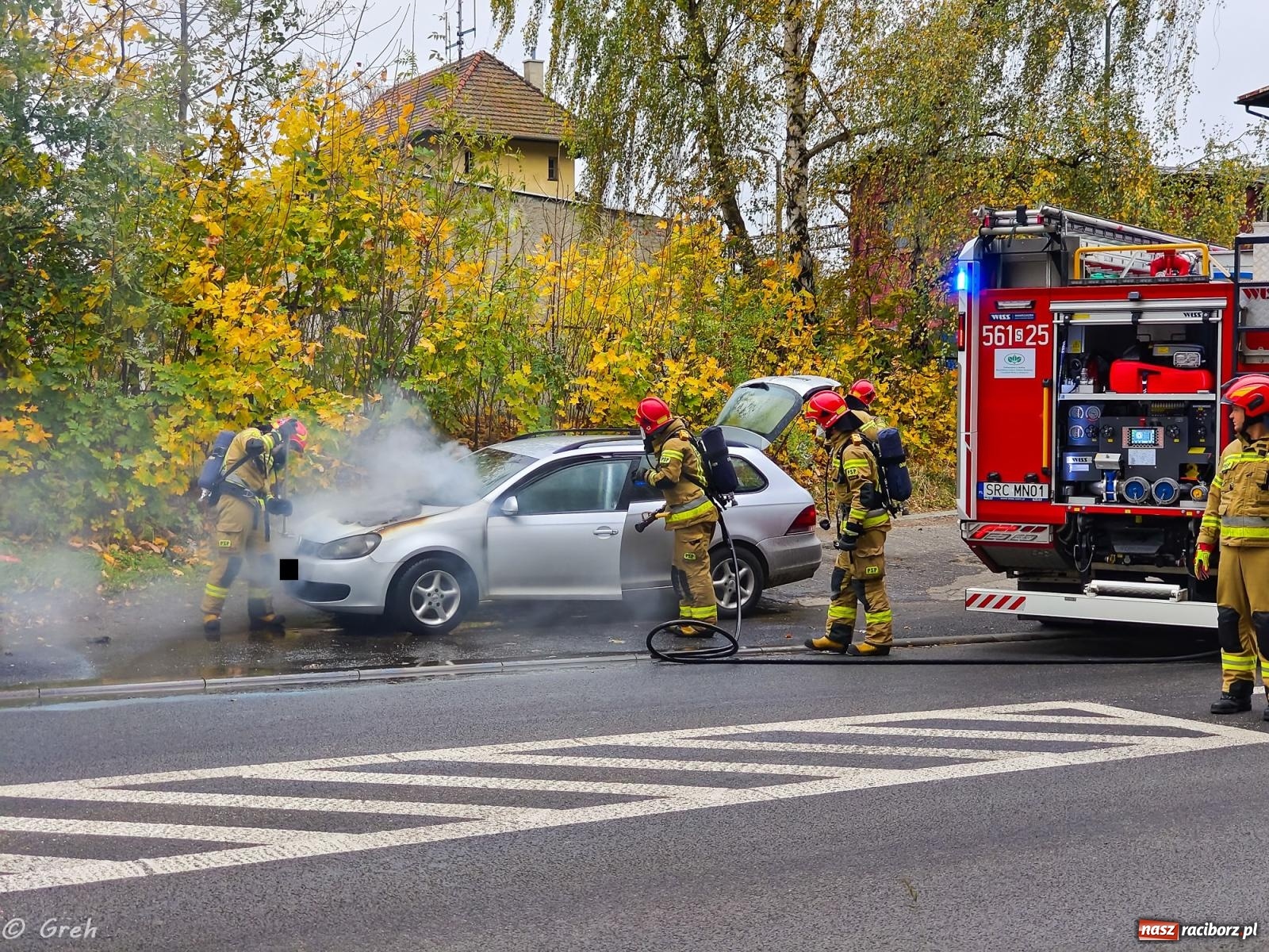 Zdjęcie w galerii na portalu naszraciborz.pl: Pożar volkswagena przy Kolejowej [FOTO] wiadomości z regionu