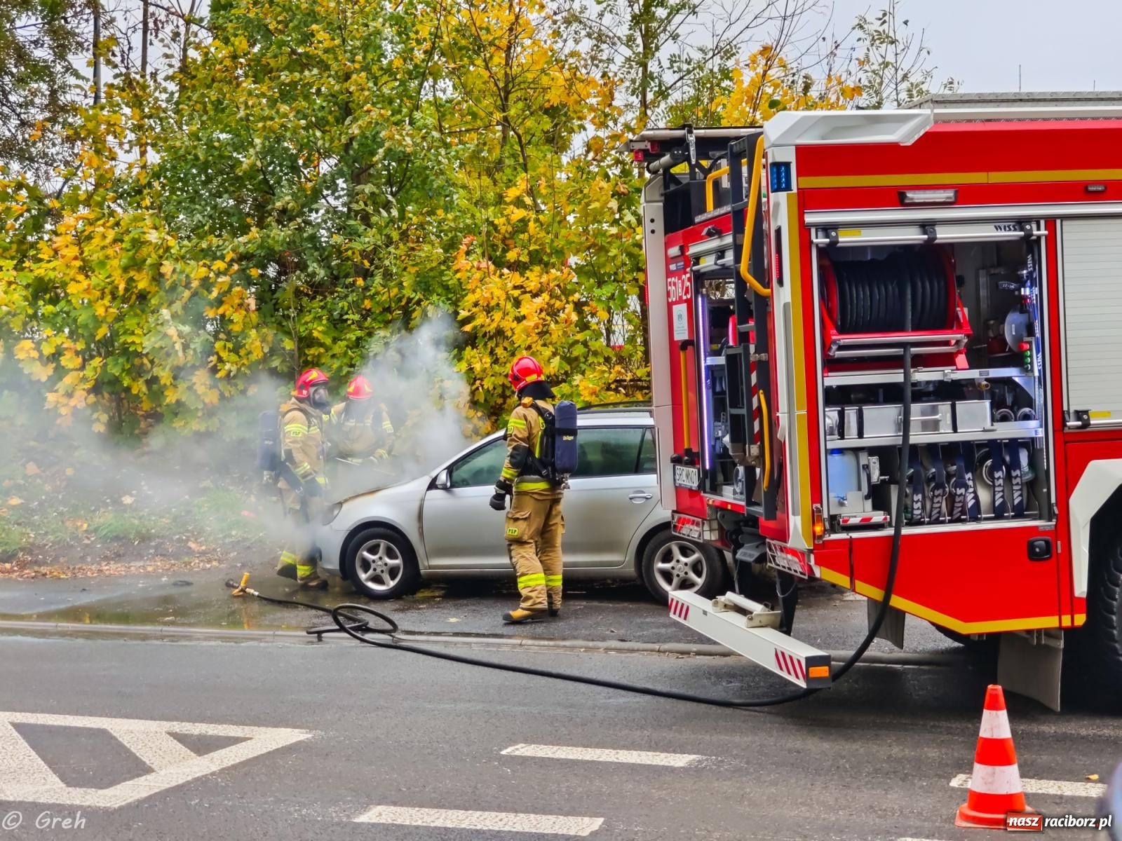Zdjęcie w galerii na portalu naszraciborz.pl: Pożar volkswagena przy Kolejowej [FOTO] wiadomości z regionu